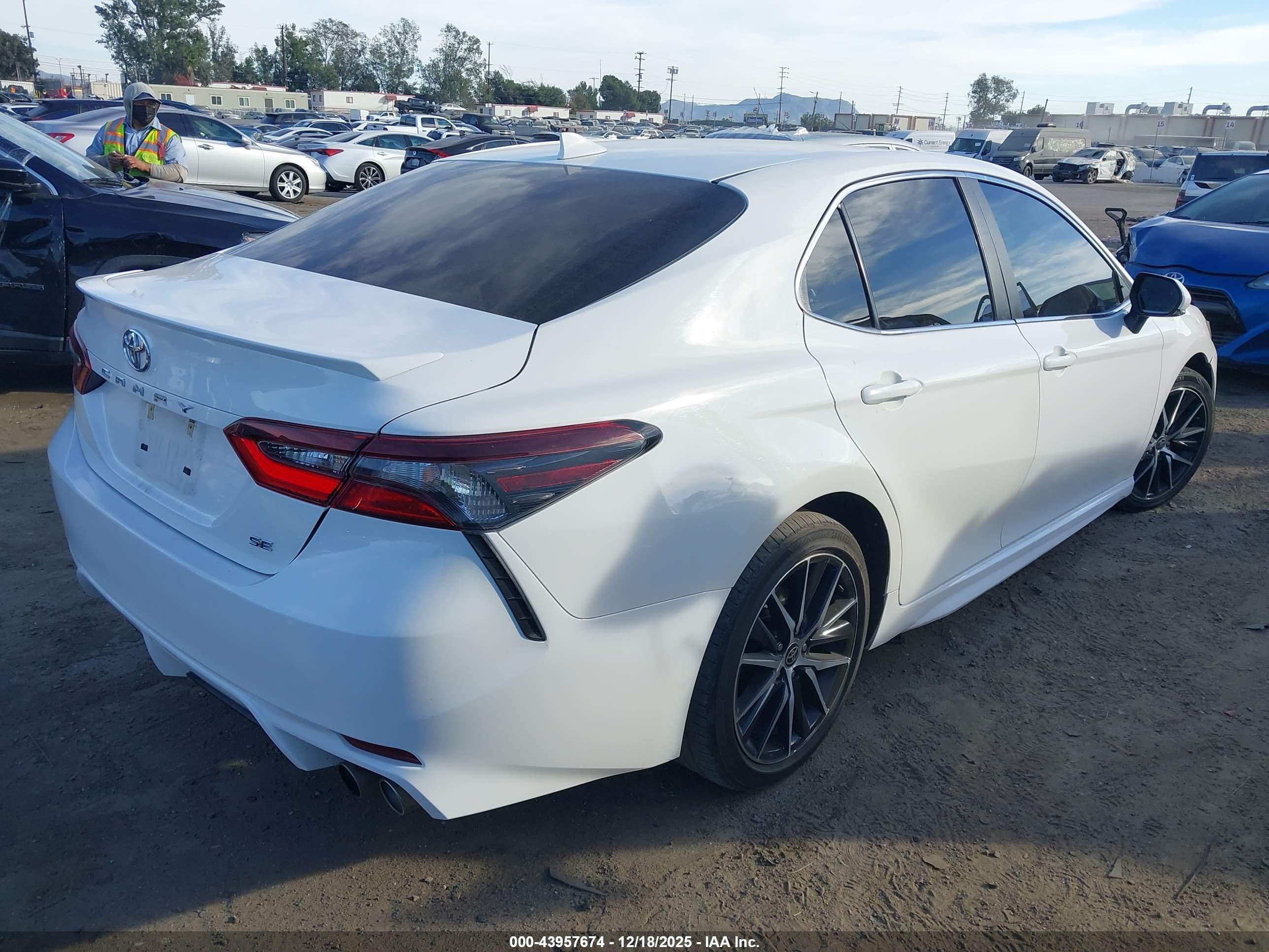 TOYOTA CAMRY image 4