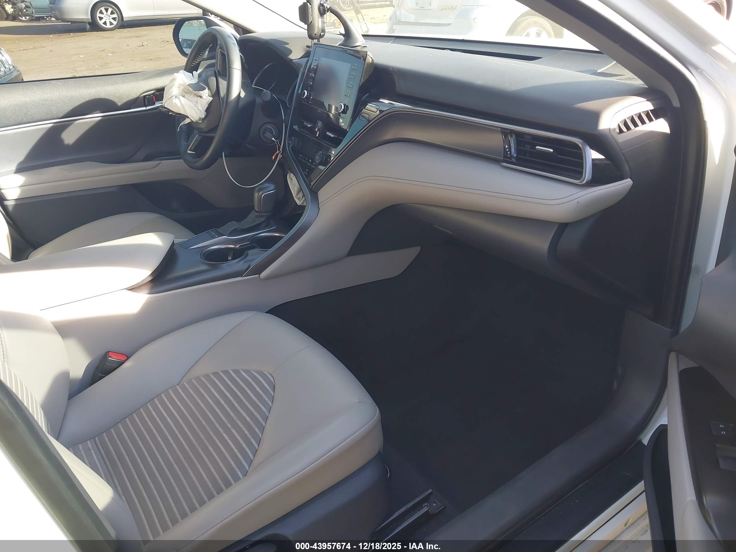TOYOTA CAMRY image 5