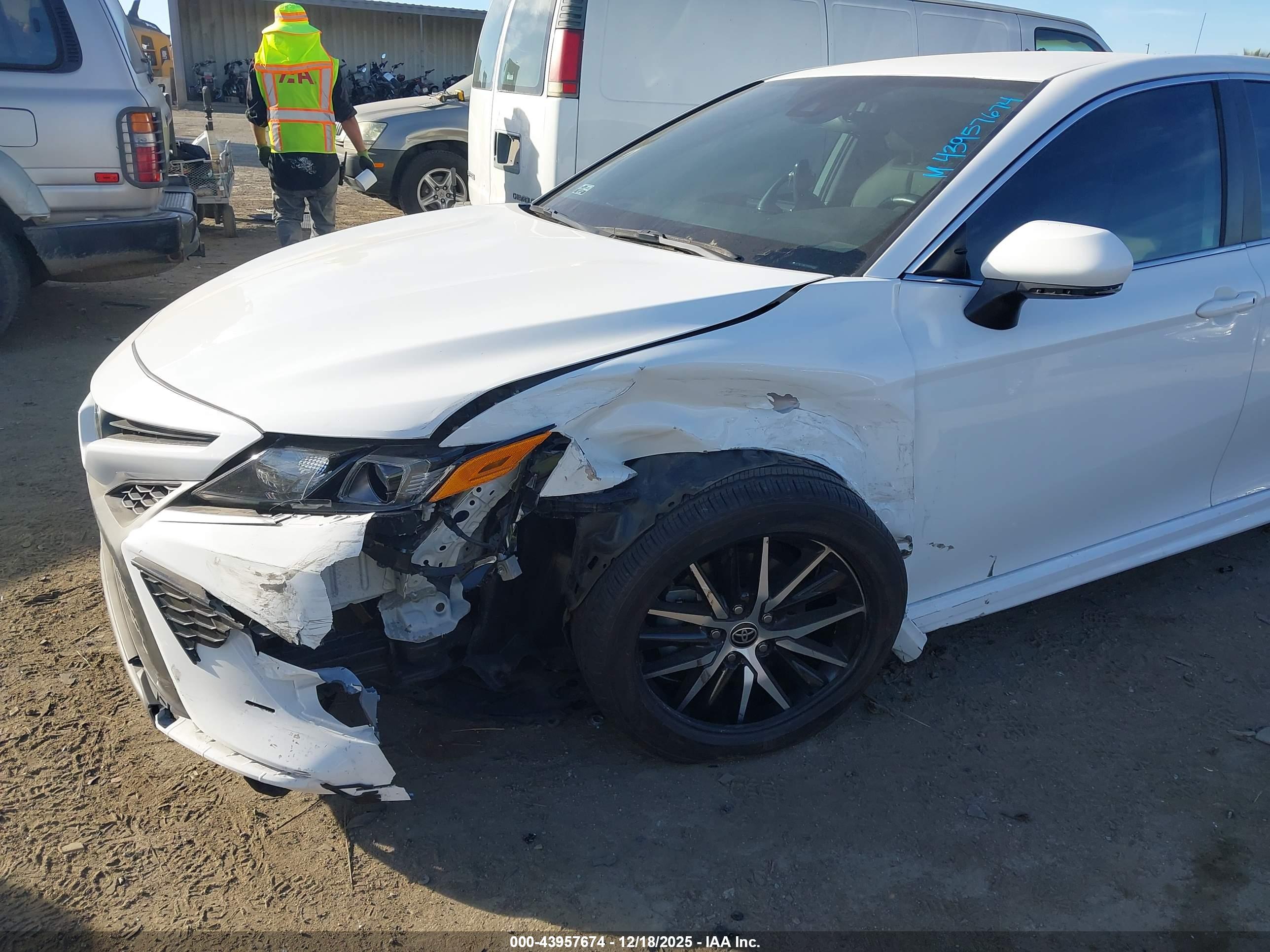 TOYOTA CAMRY image 6