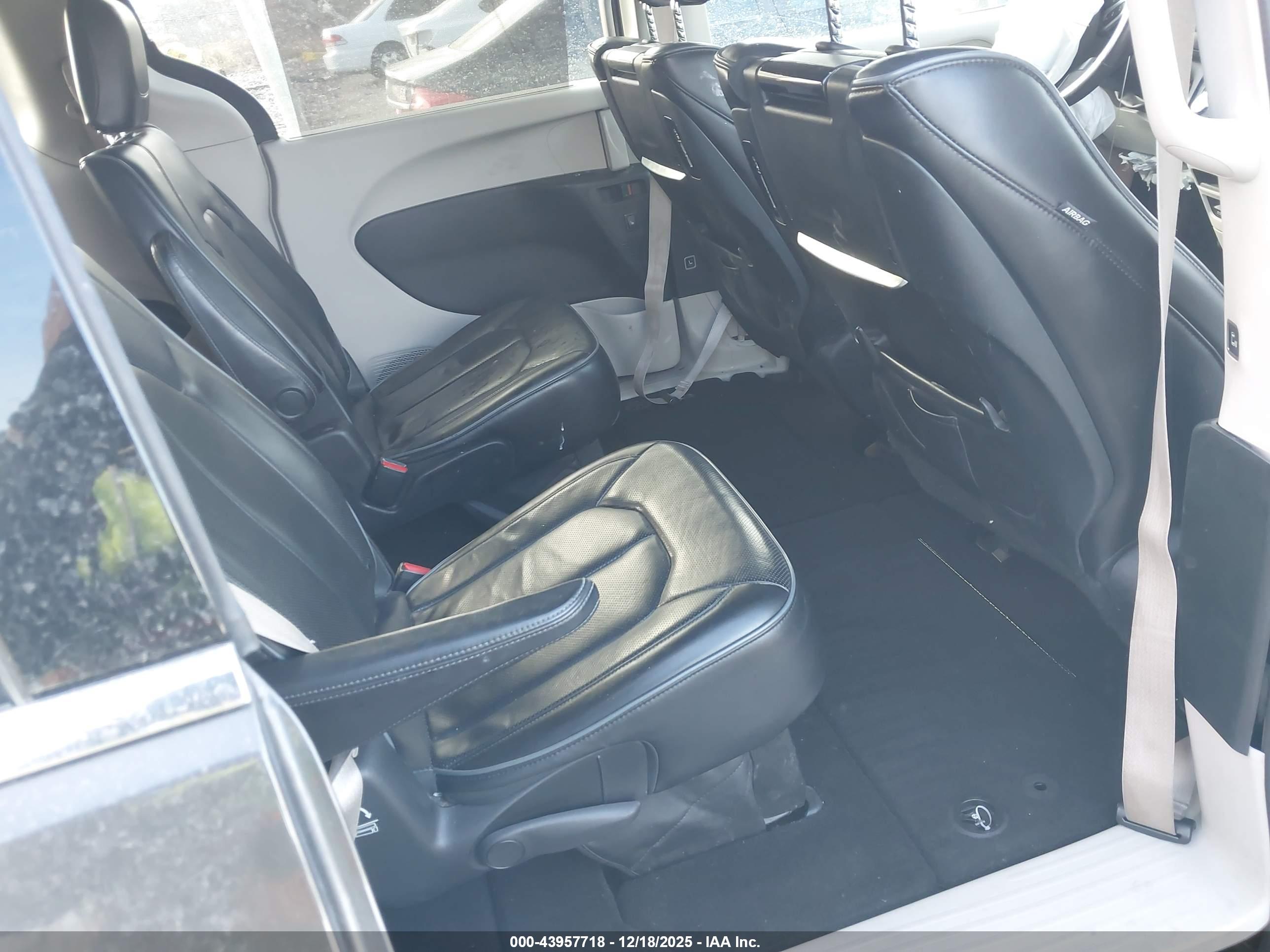 CHRYSLER PACIFICA image 8