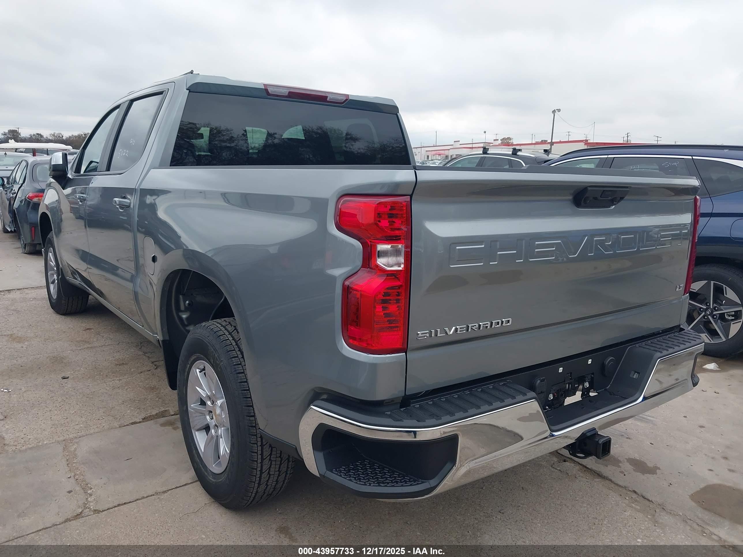 CHEVROLET SILVERADO image 3