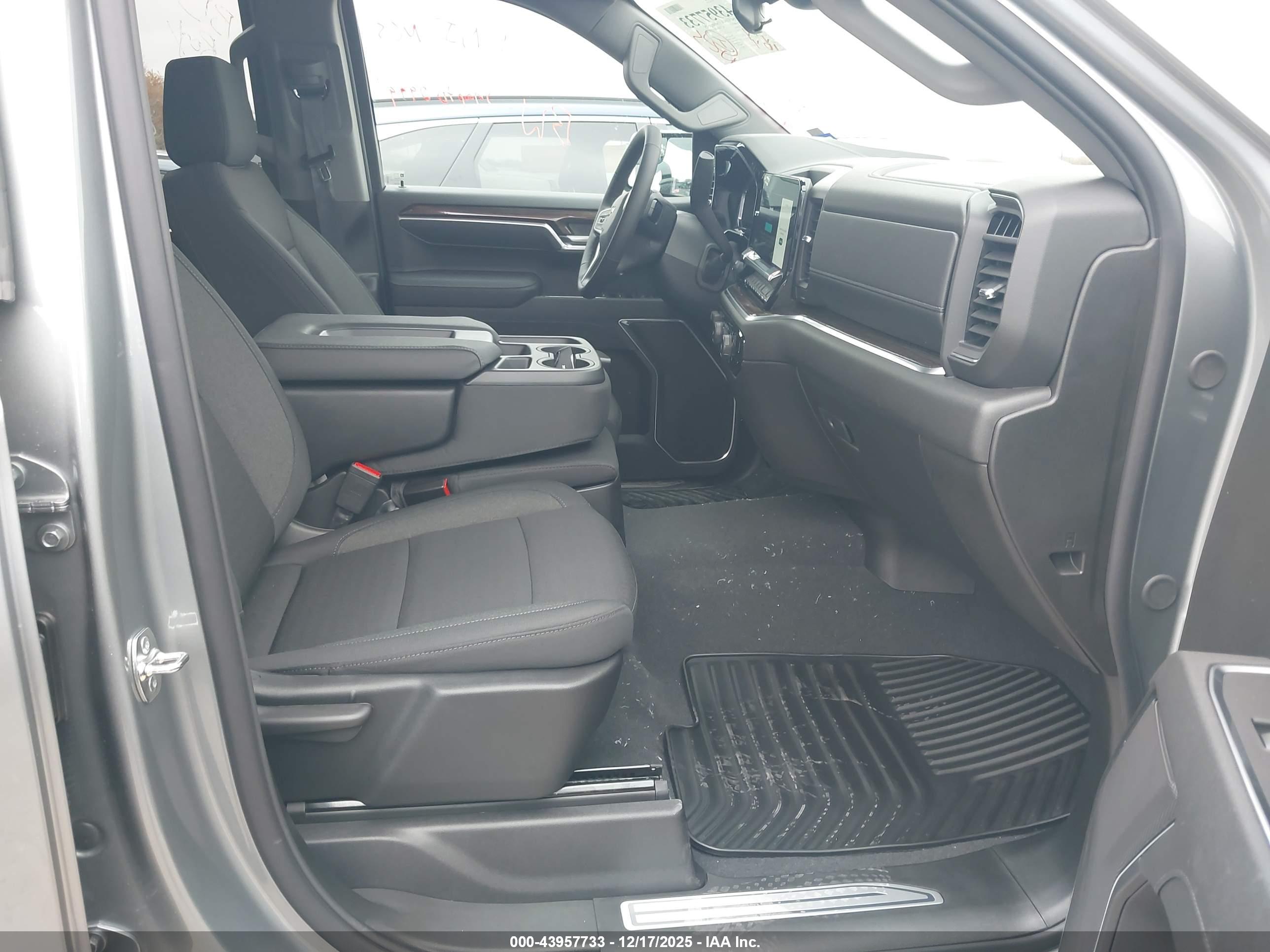CHEVROLET SILVERADO image 5