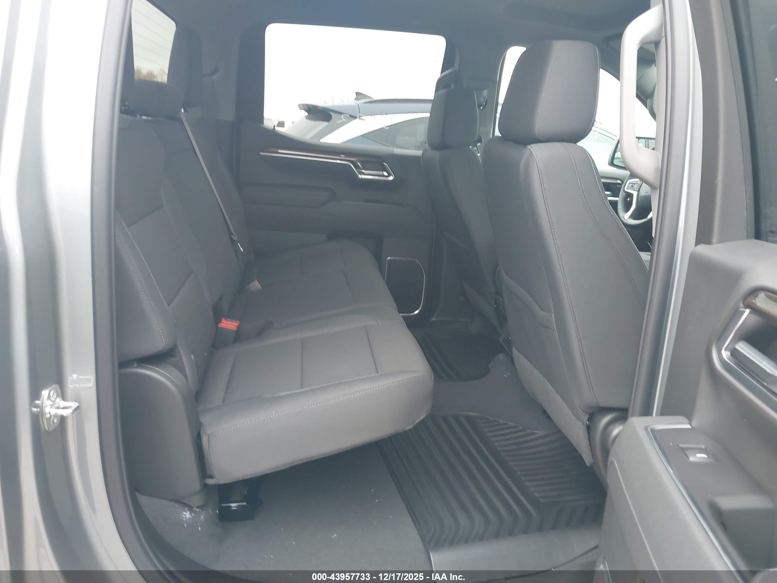 CHEVROLET SILVERADO image 8