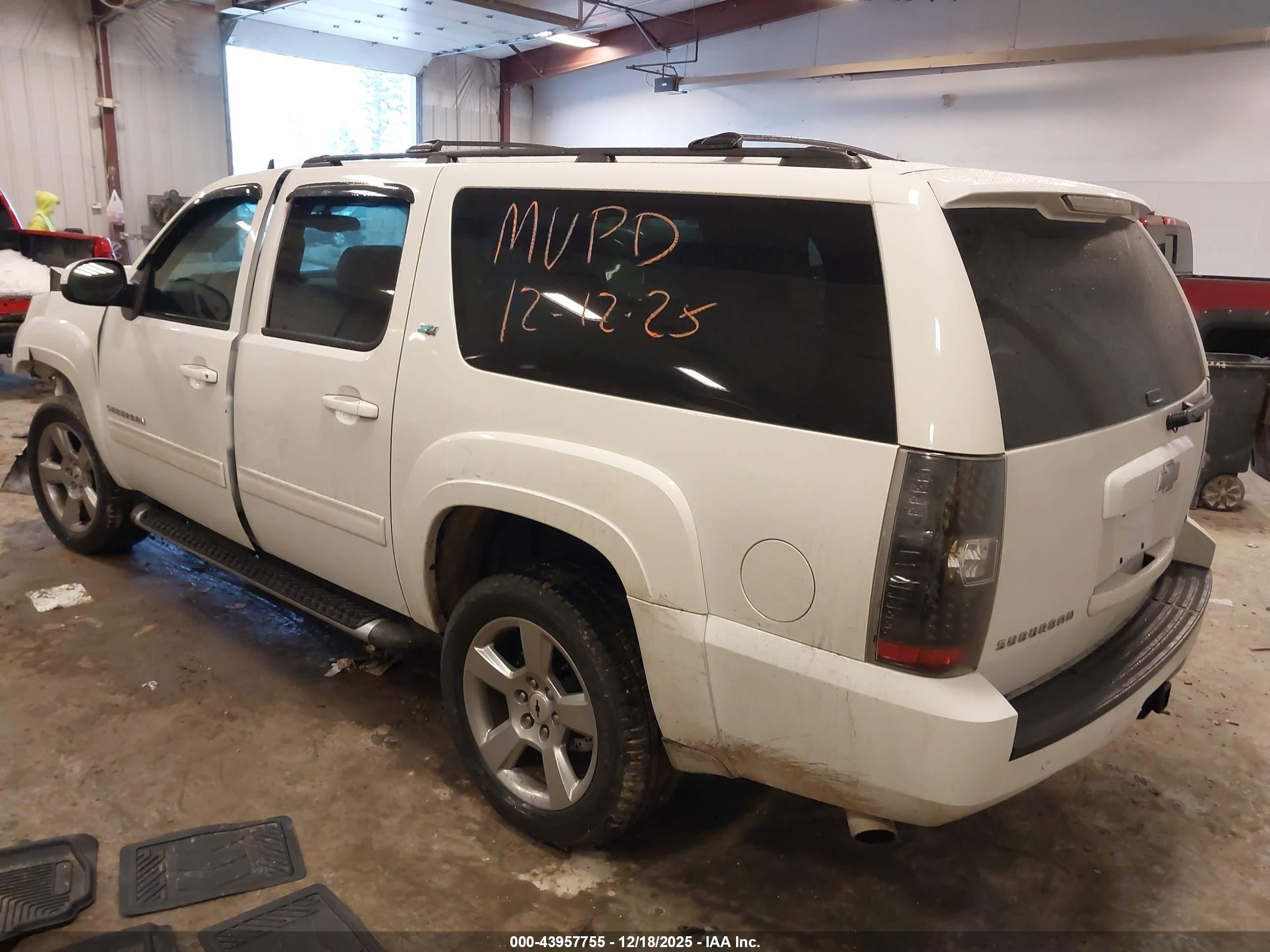 CHEVROLET SUBURBAN image 3