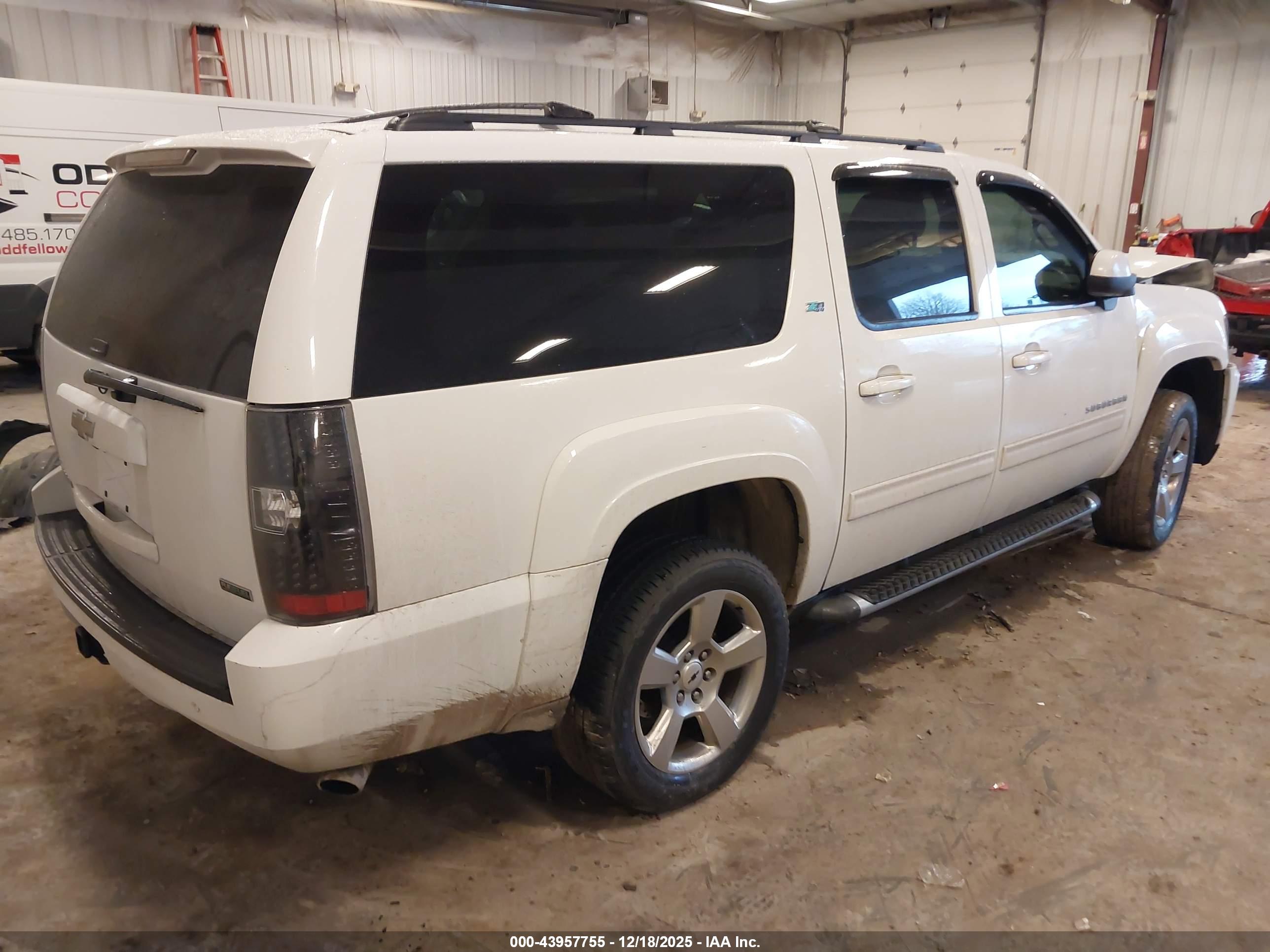CHEVROLET SUBURBAN image 4