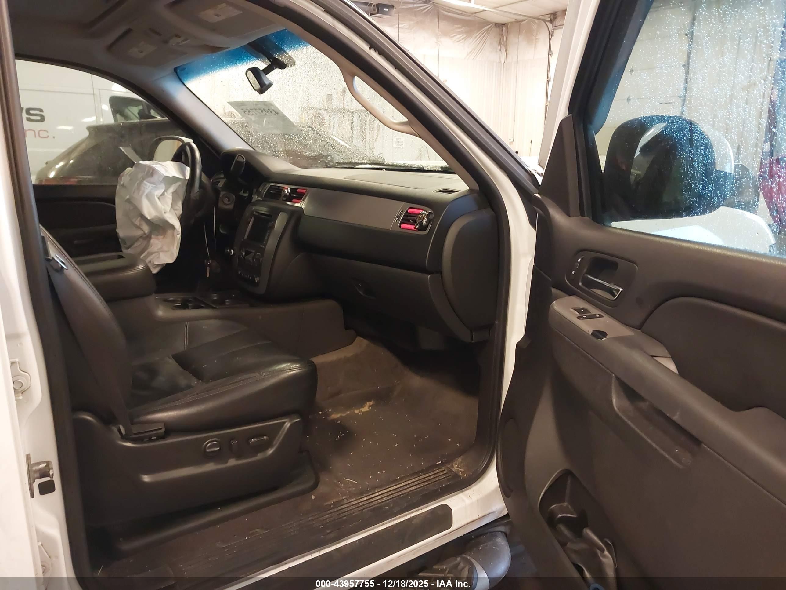 CHEVROLET SUBURBAN image 5