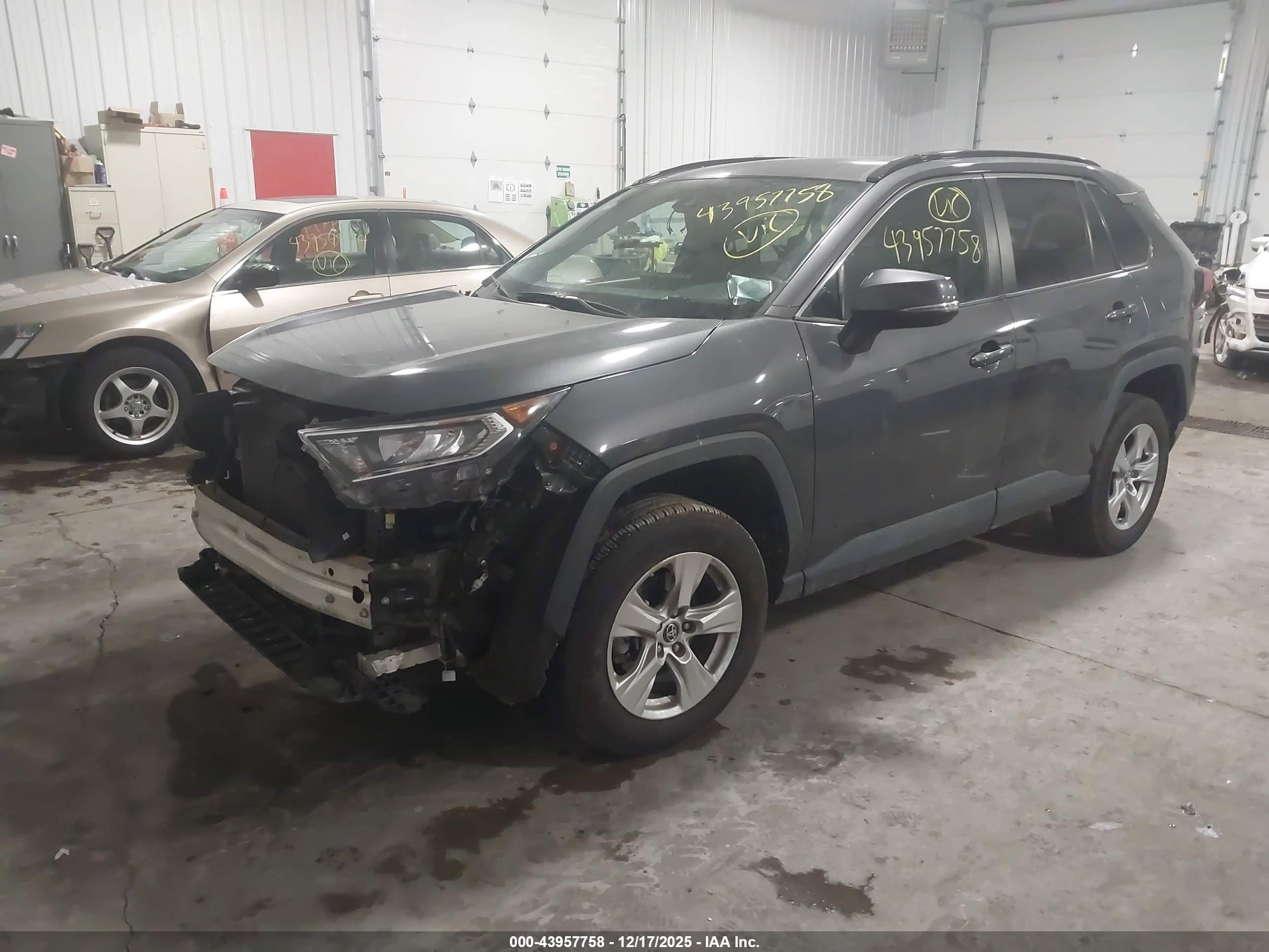 TOYOTA RAV4 image 2