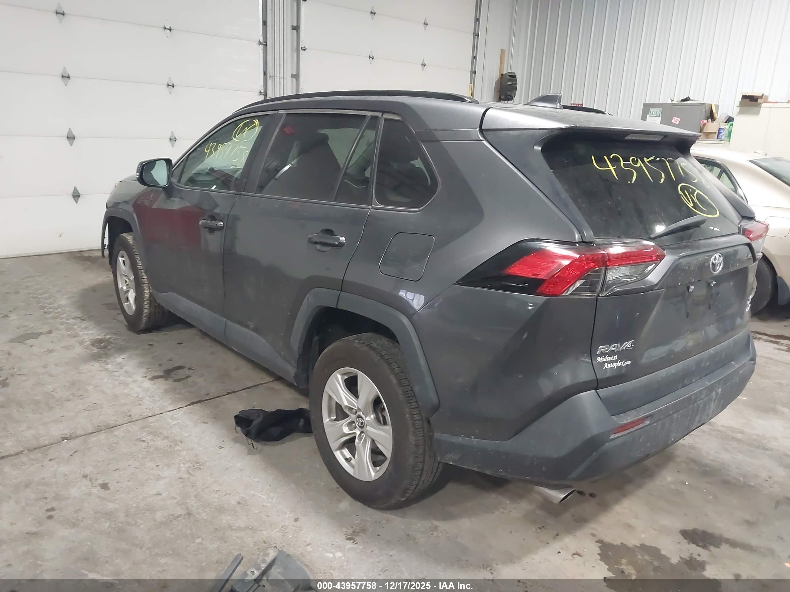 TOYOTA RAV4 image 3