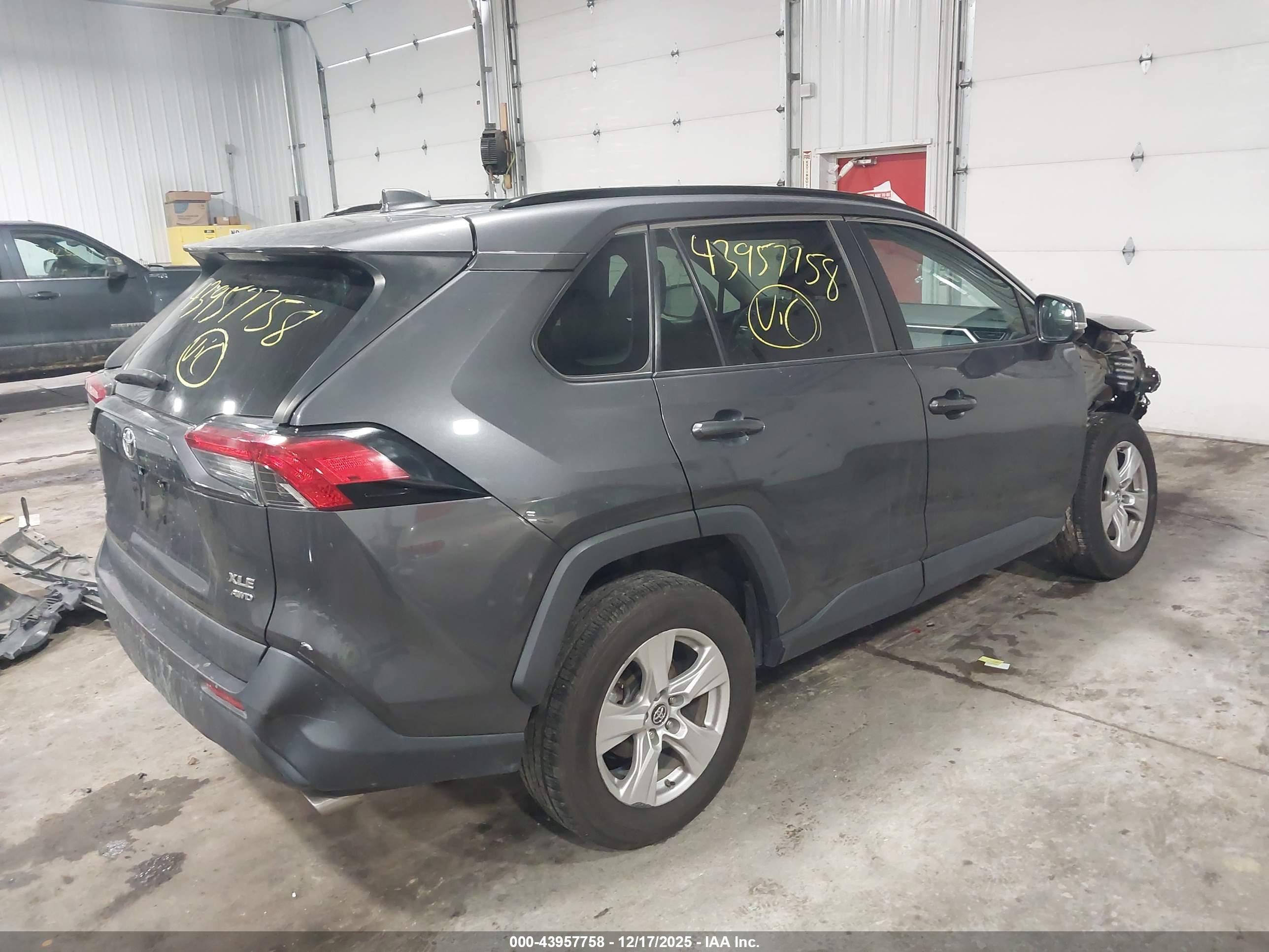 TOYOTA RAV4 image 4