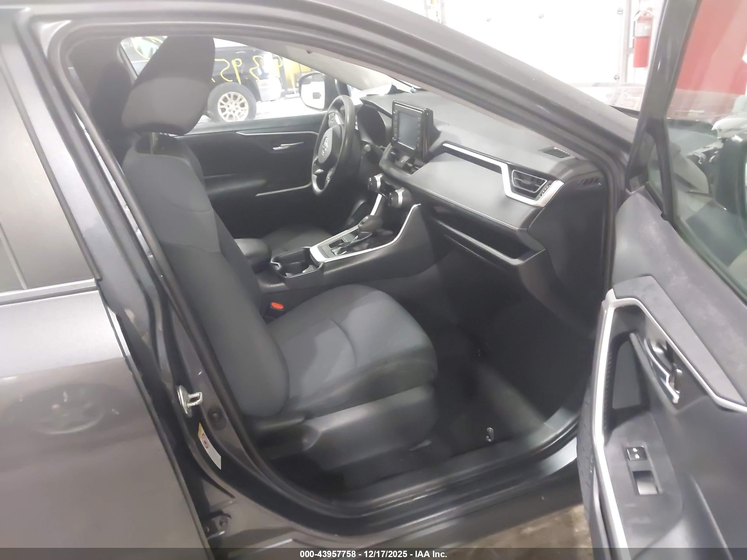 TOYOTA RAV4 image 5