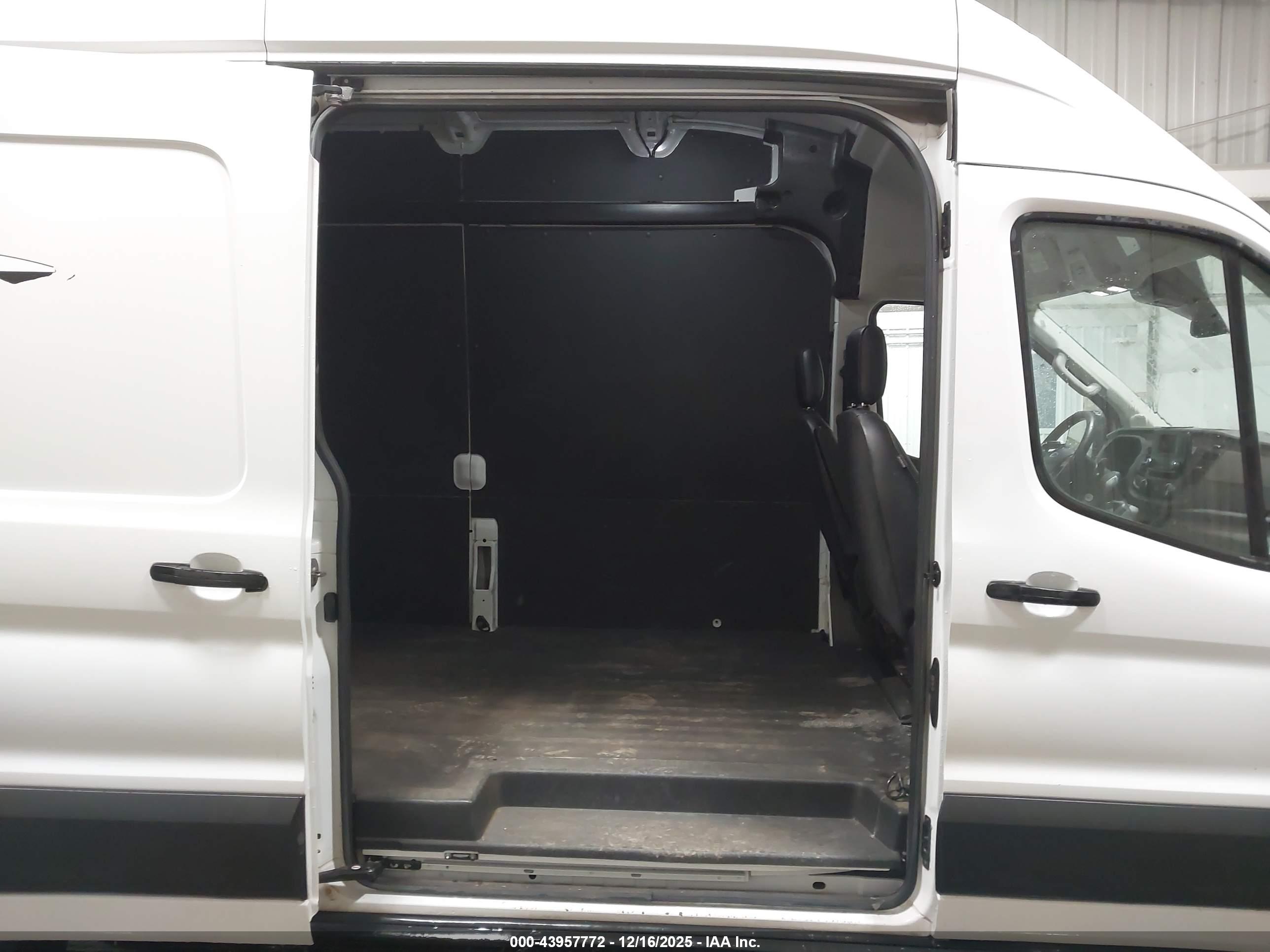 FORD TRANSIT-250 image 8