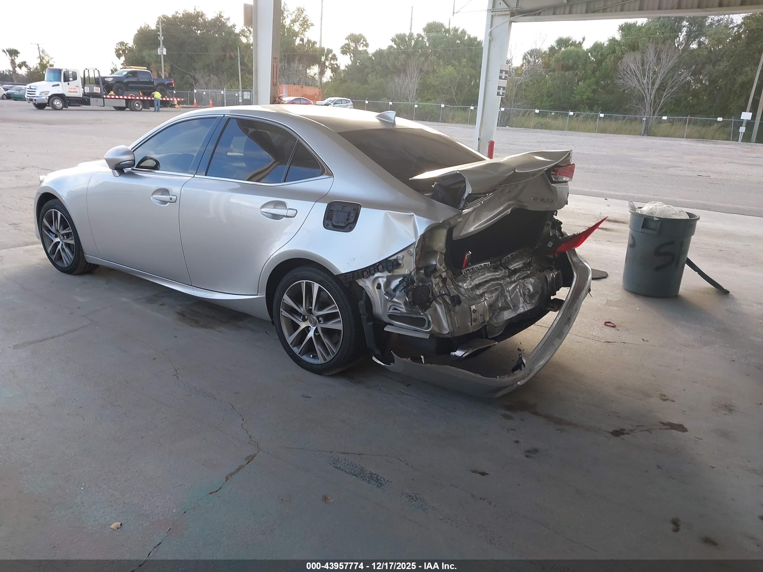 LEXUS IS image 3