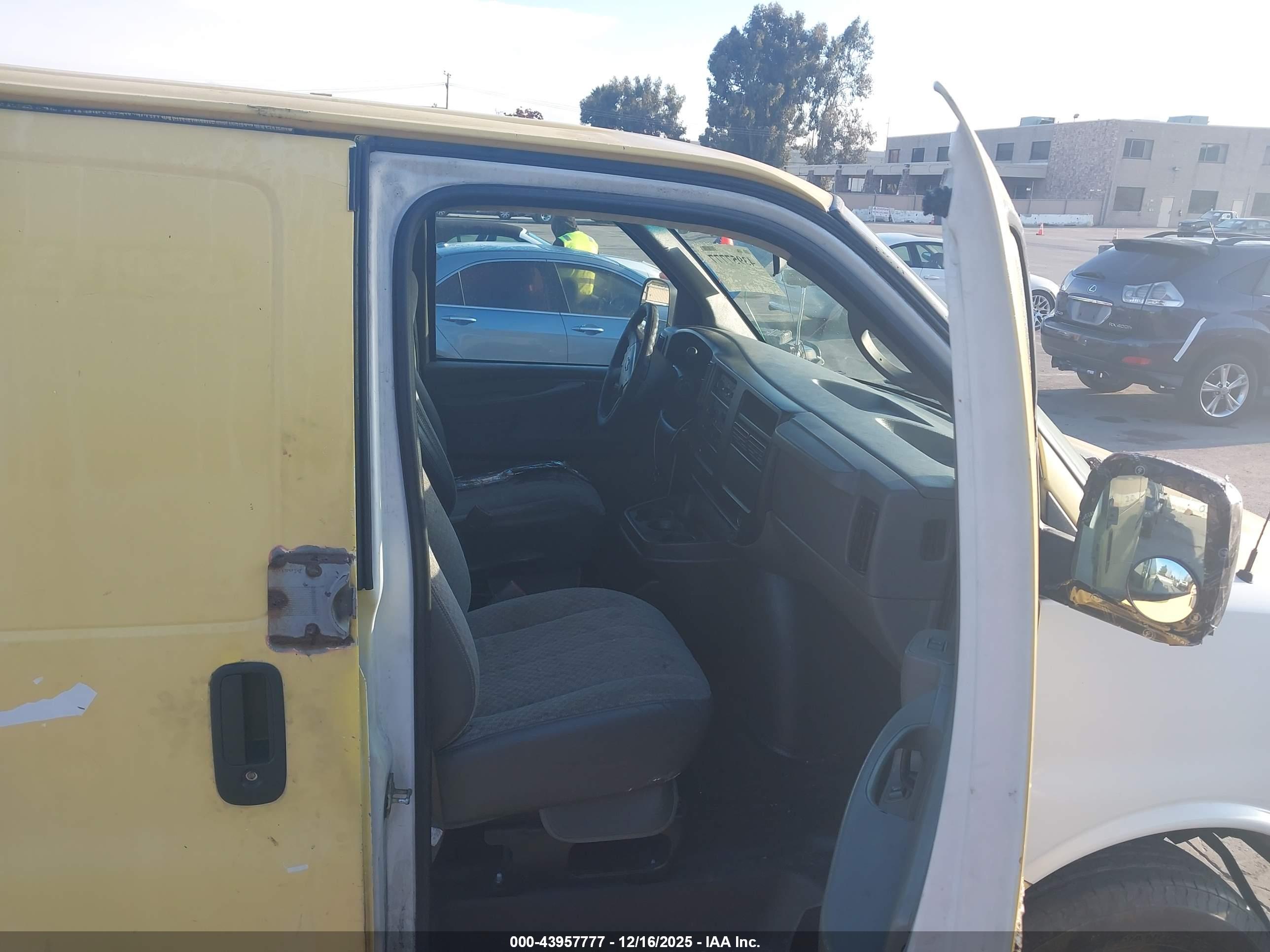 CHEVROLET EXPRESS image 5