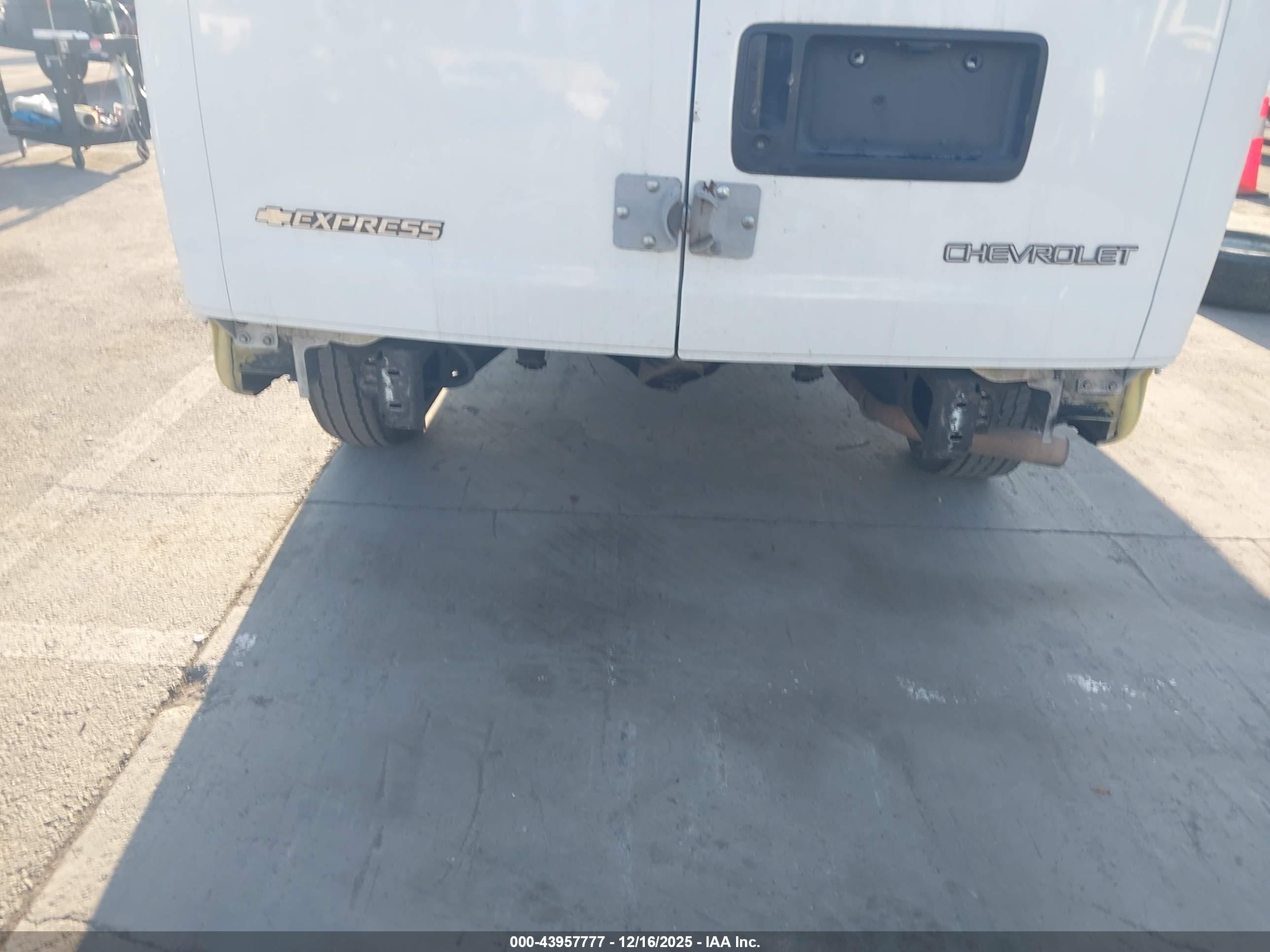 CHEVROLET EXPRESS image 6