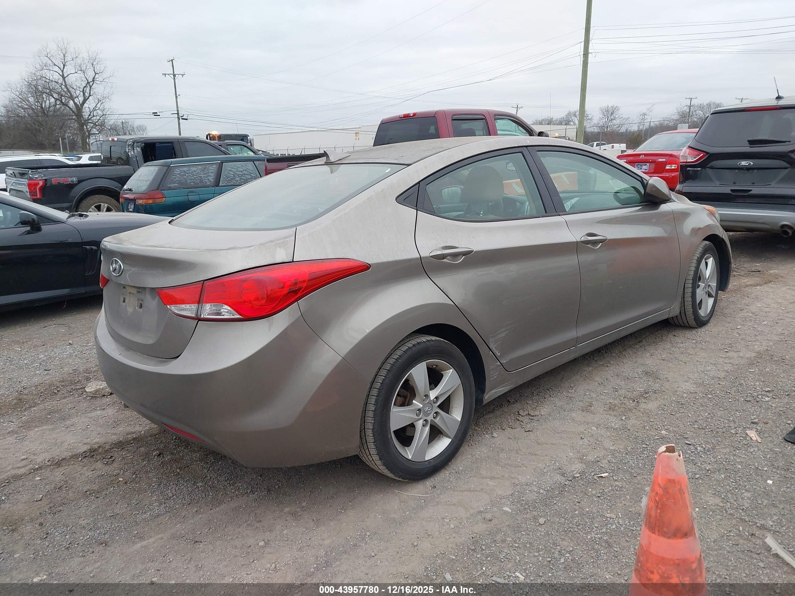 HYUNDAI ELANTRA image 4