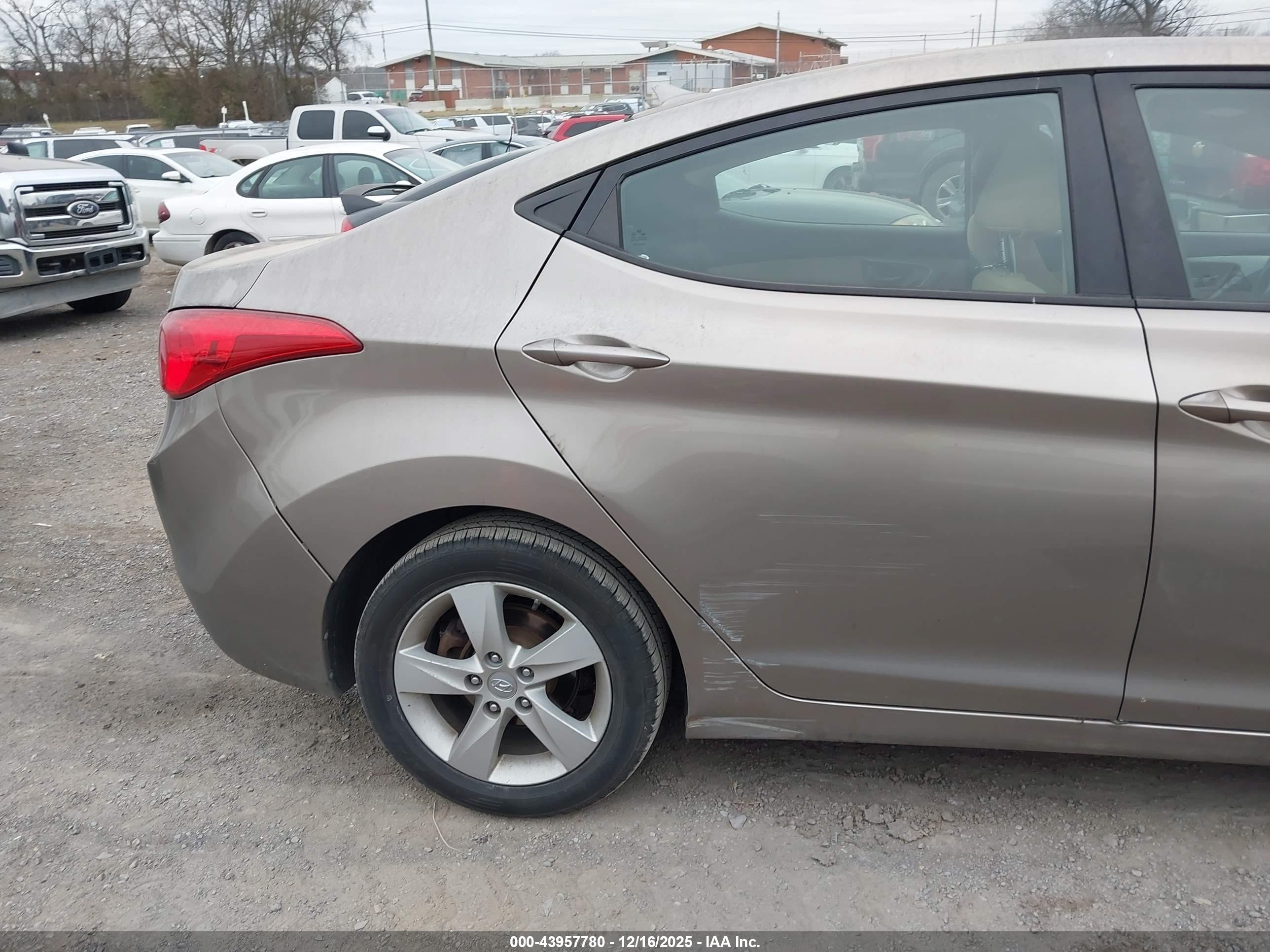 HYUNDAI ELANTRA image 6