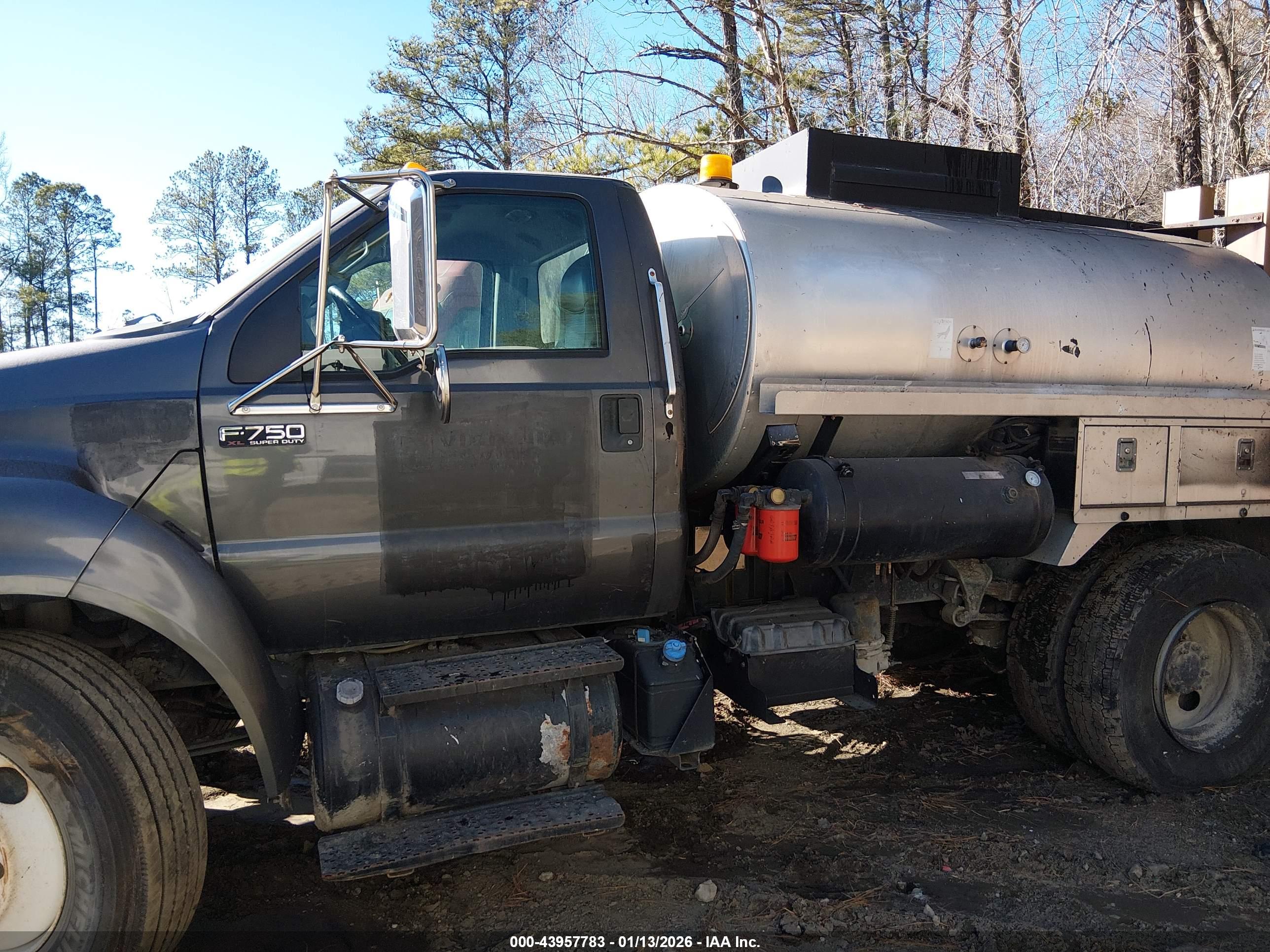 FORD F-750 image 7
