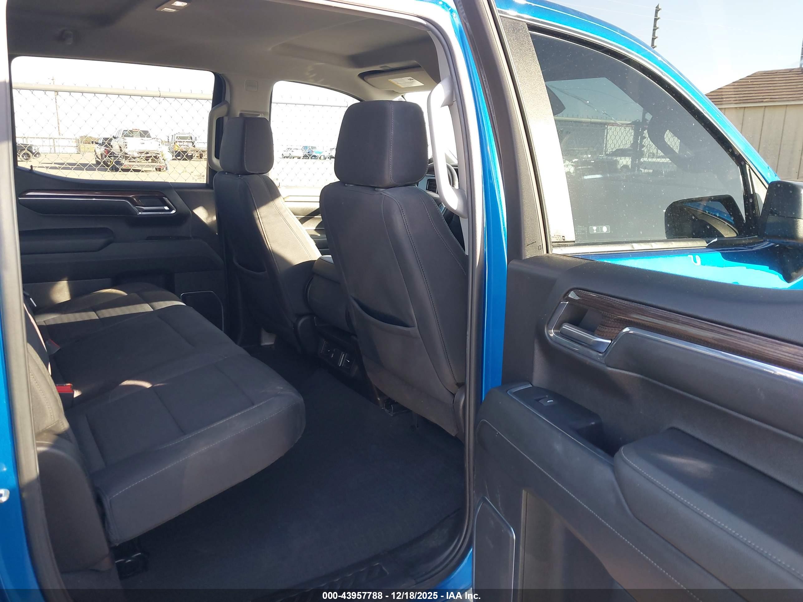 CHEVROLET SILVERADO image 8