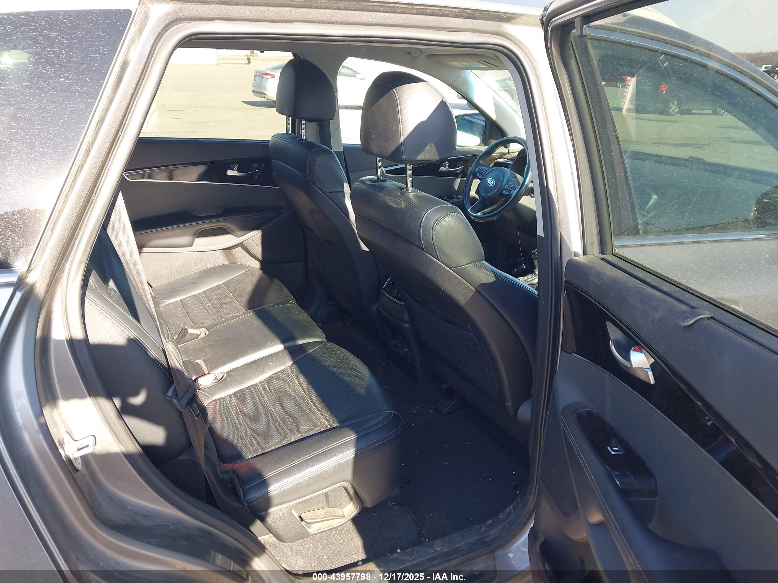 KIA SORENTO image 8