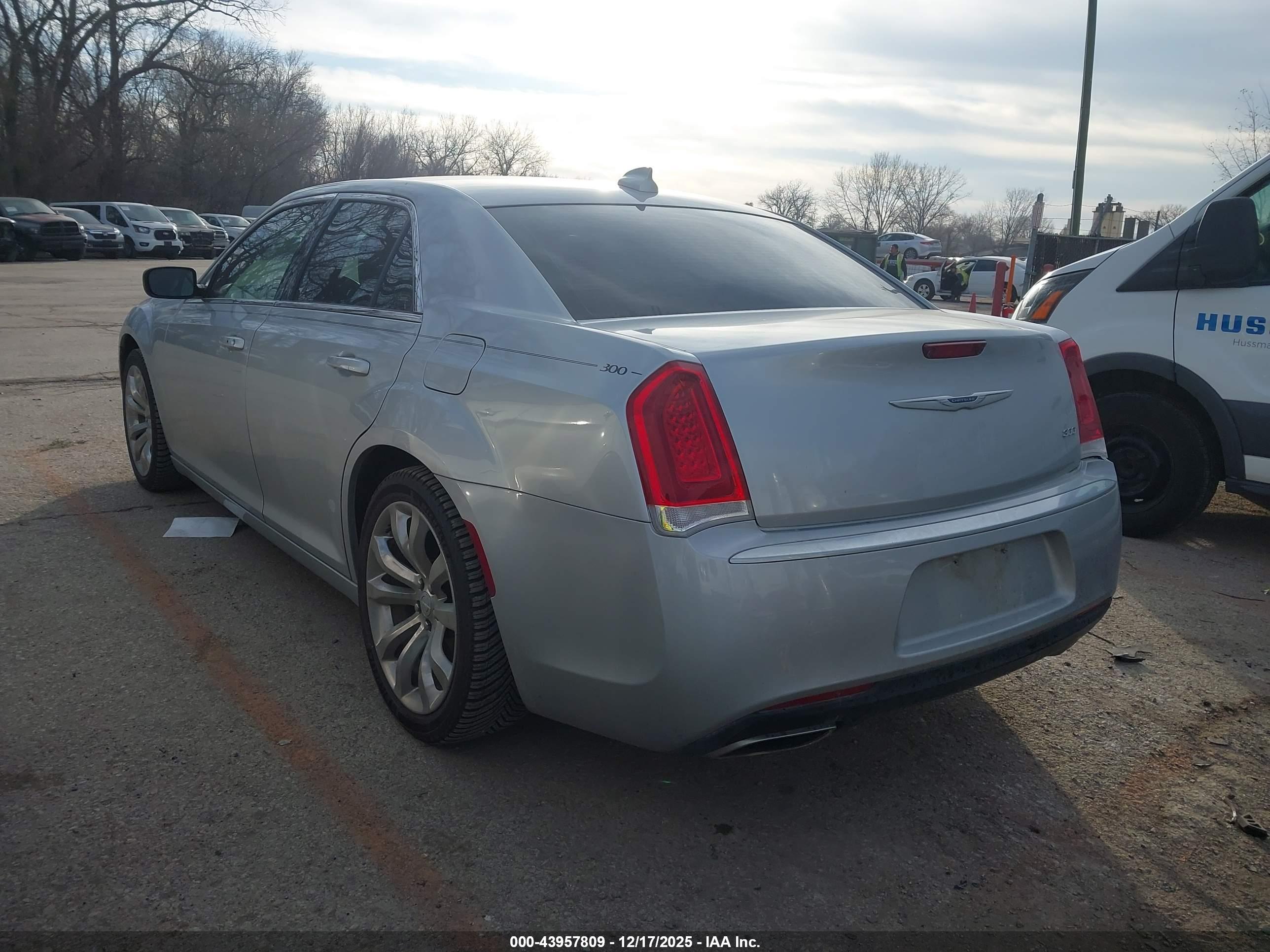 CHRYSLER 300 image 3