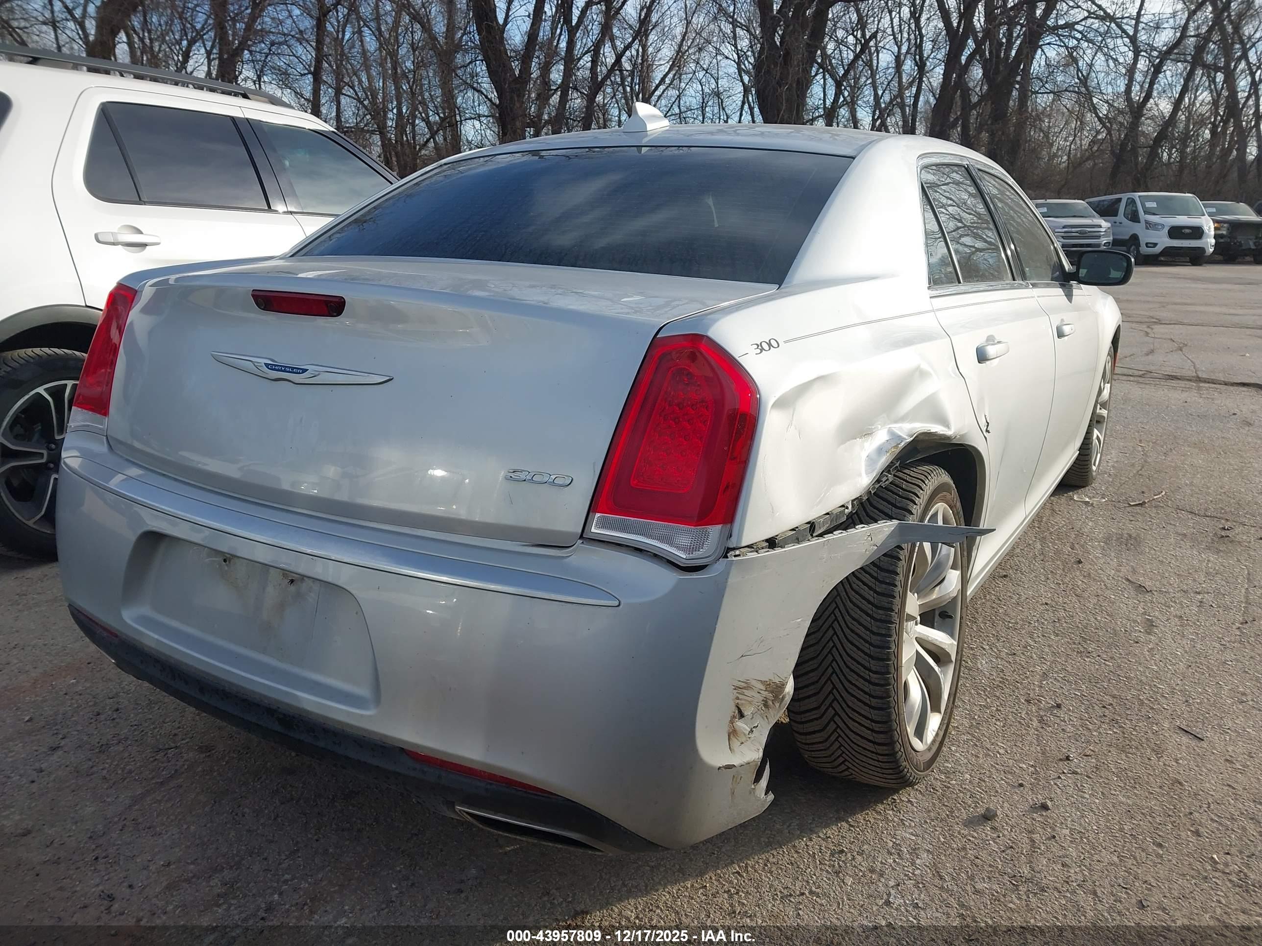 CHRYSLER 300 image 4