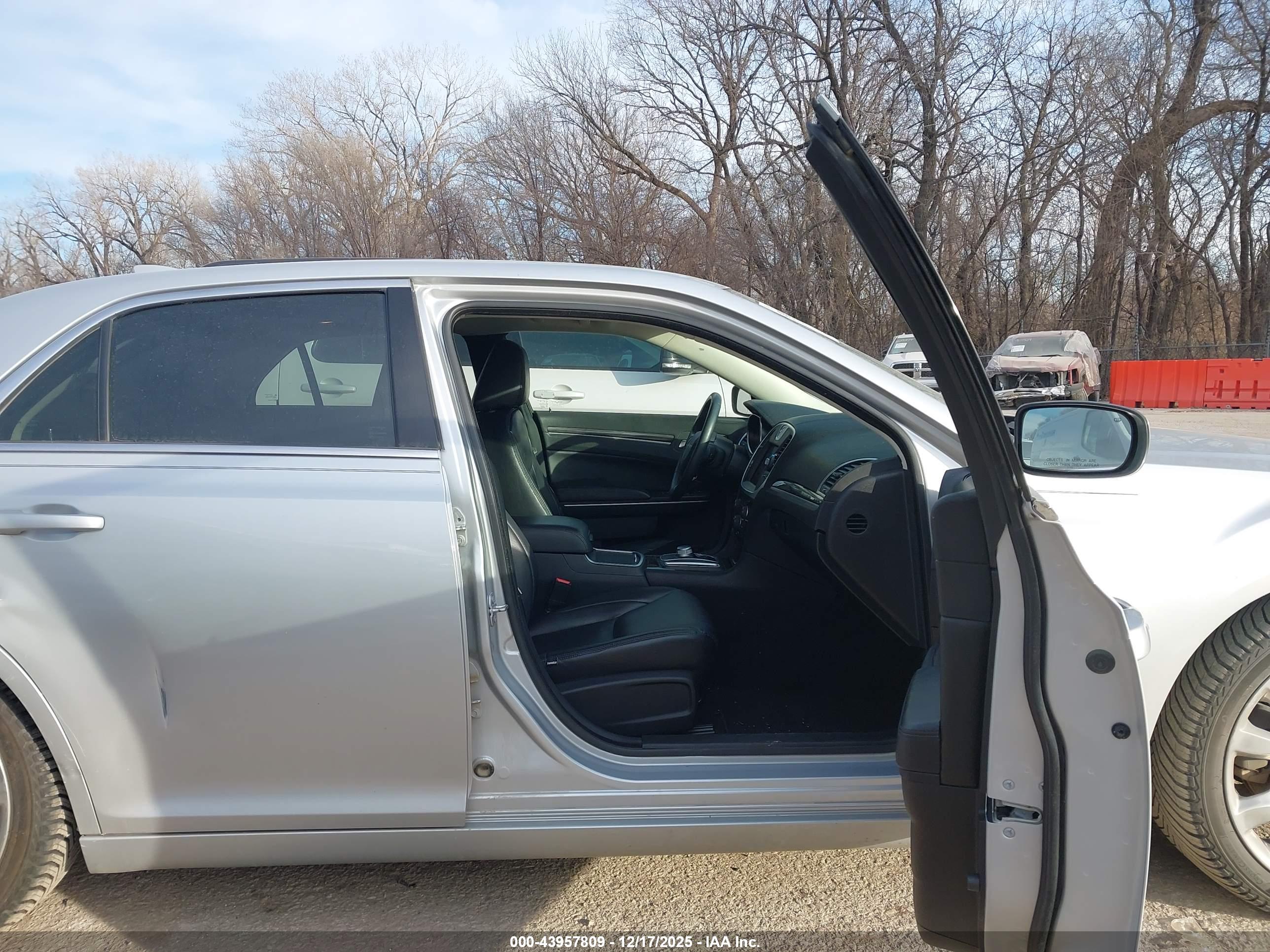 CHRYSLER 300 image 5