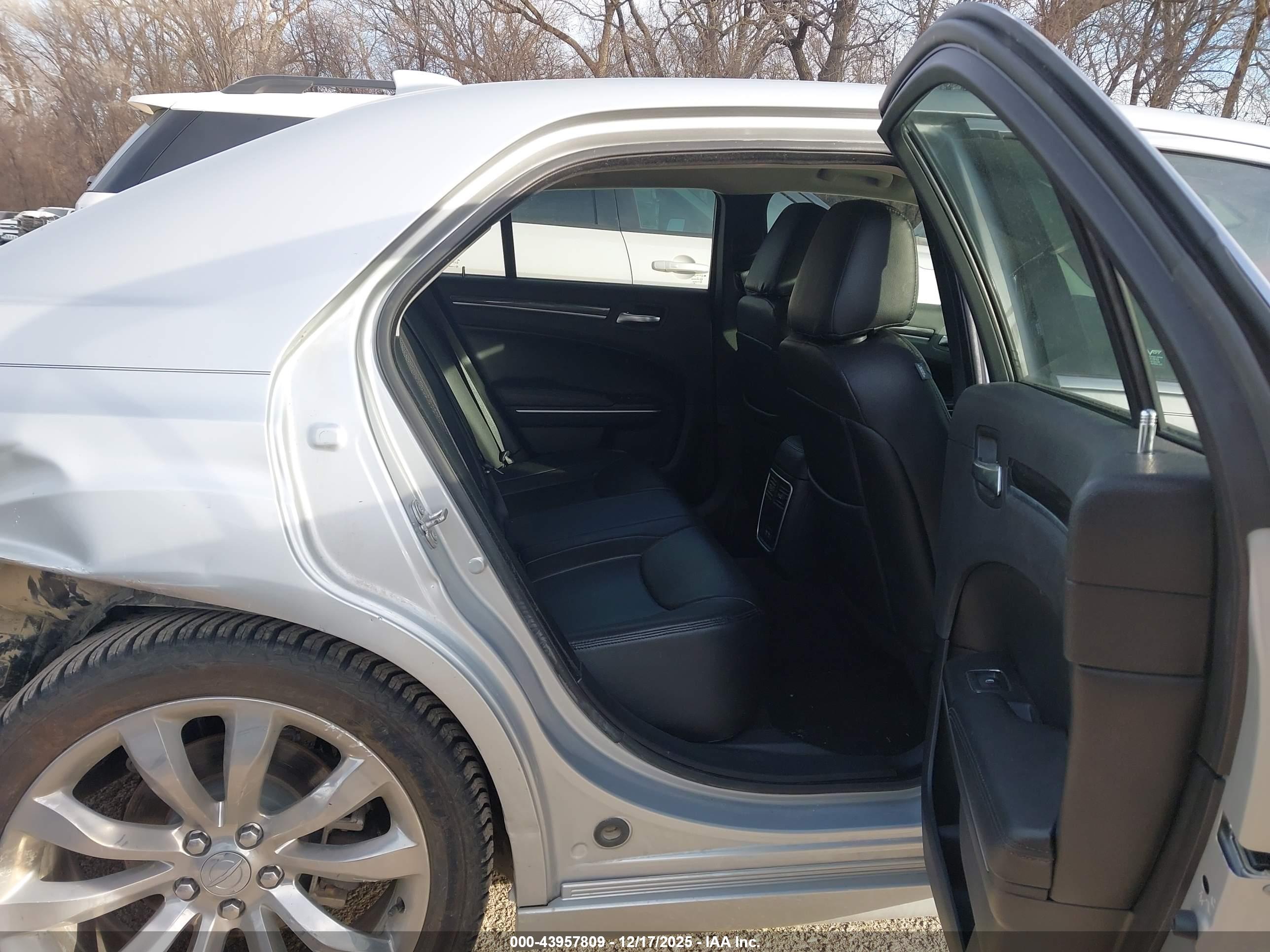 CHRYSLER 300 image 8