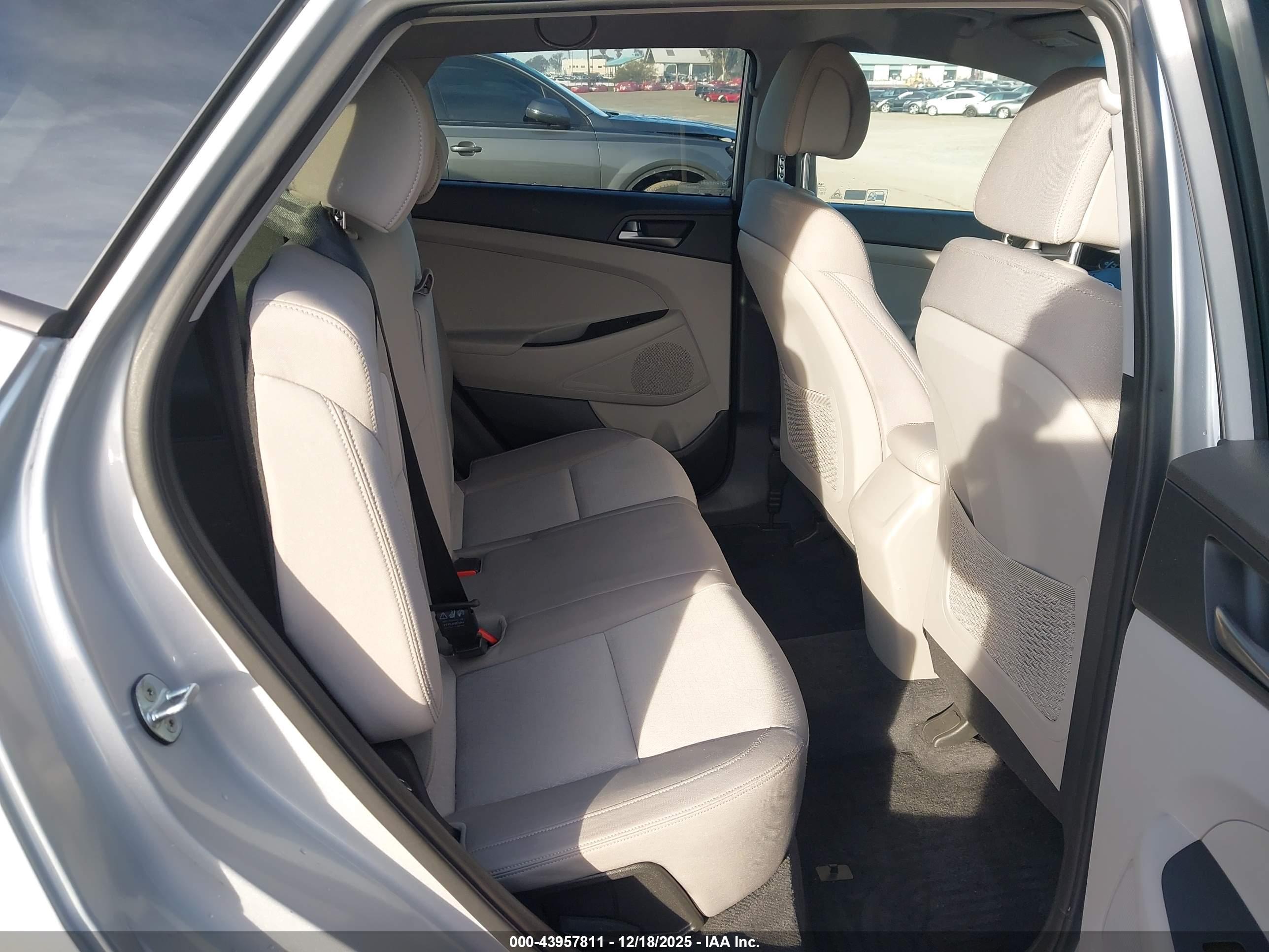 HYUNDAI TUCSON image 8