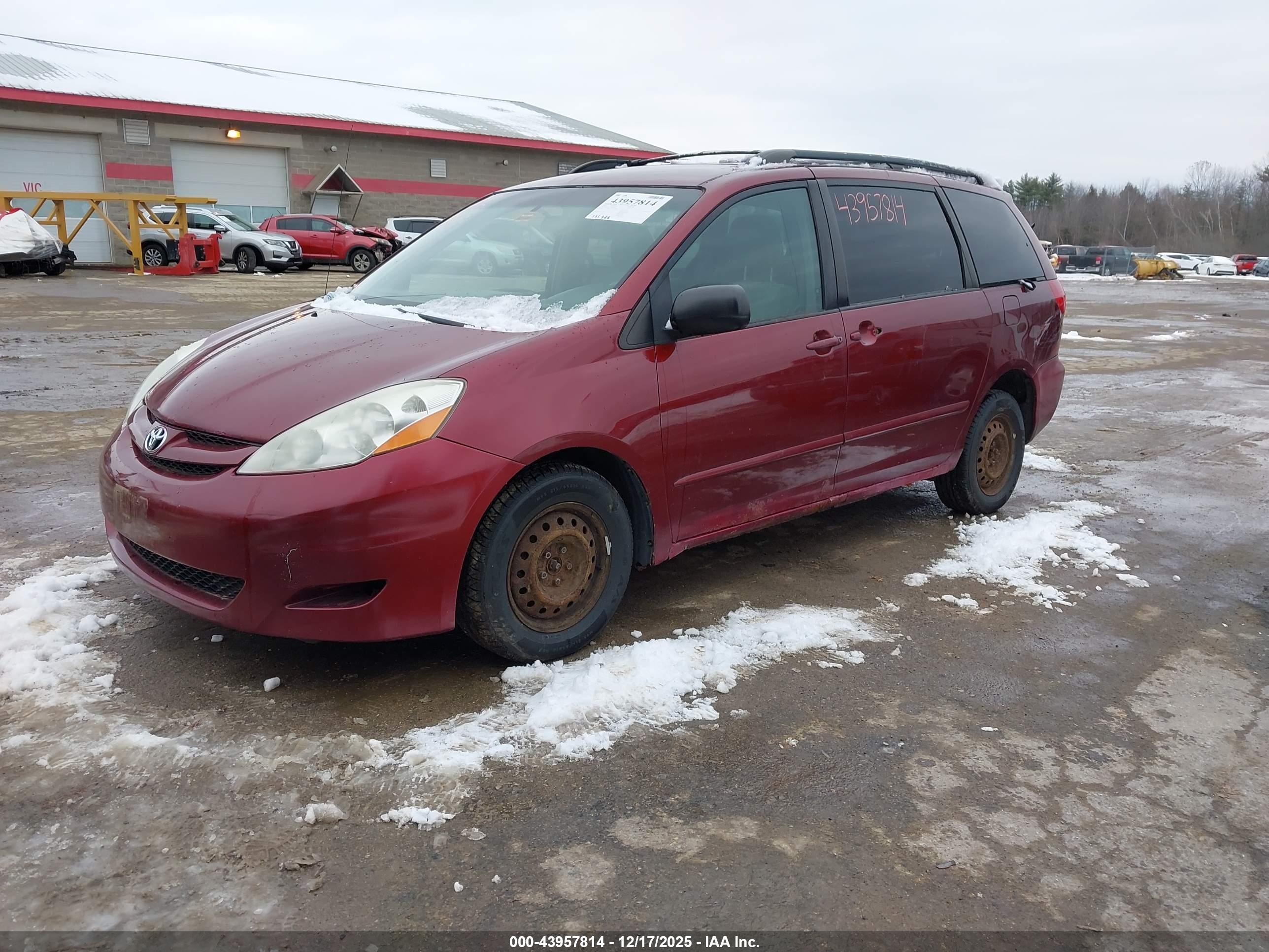 TOYOTA SIENNA image 2
