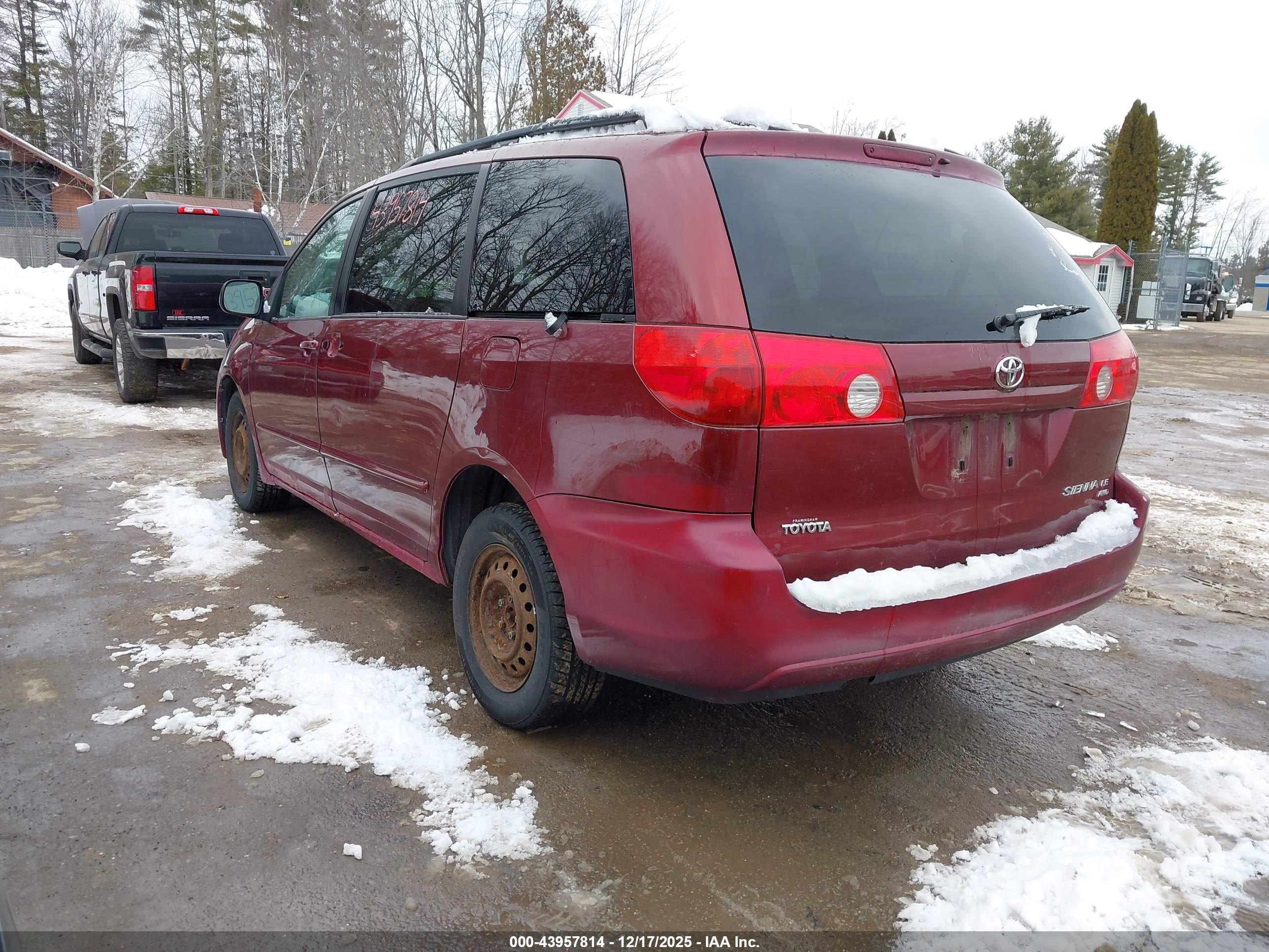 TOYOTA SIENNA image 3