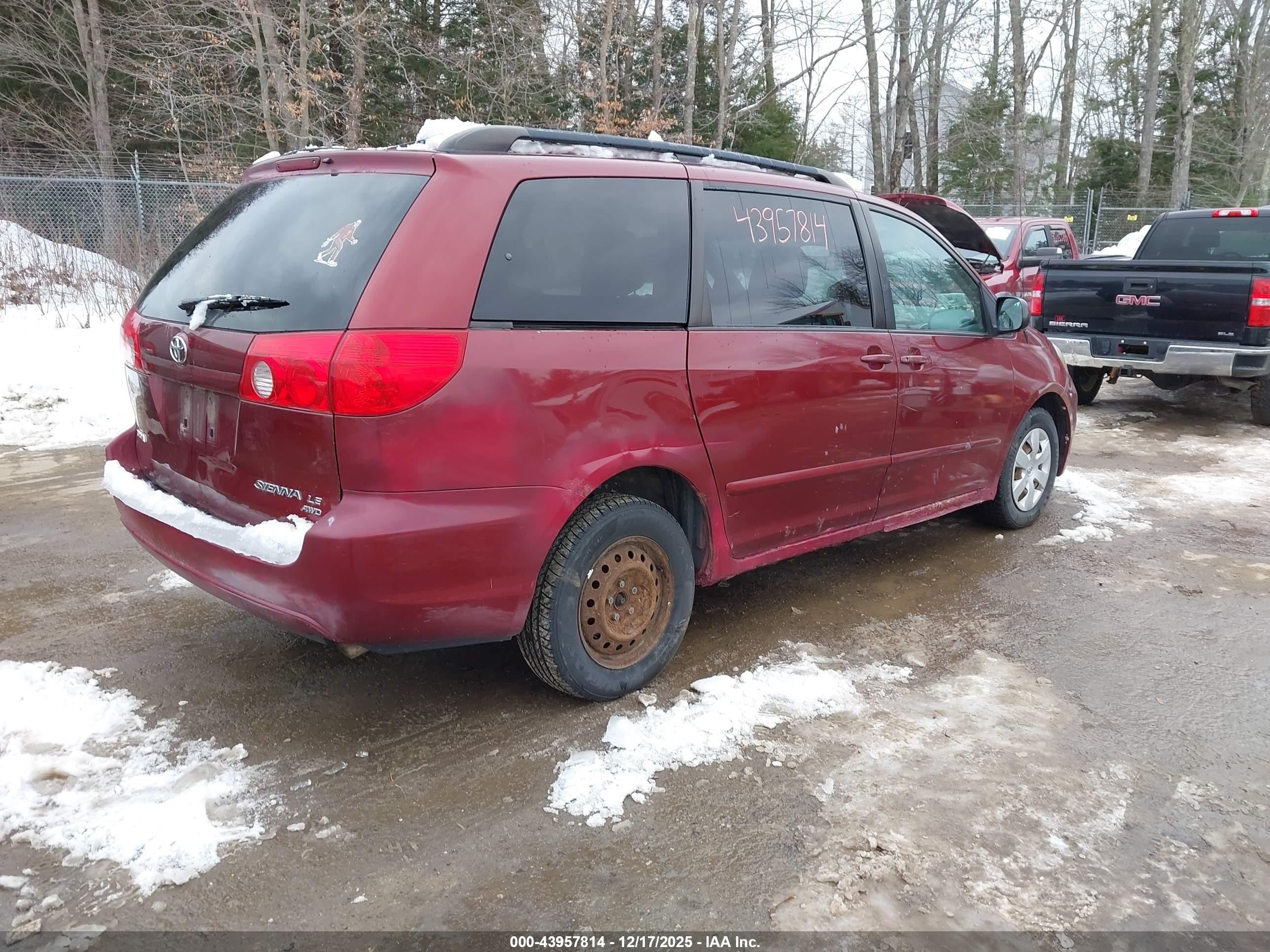 TOYOTA SIENNA image 4