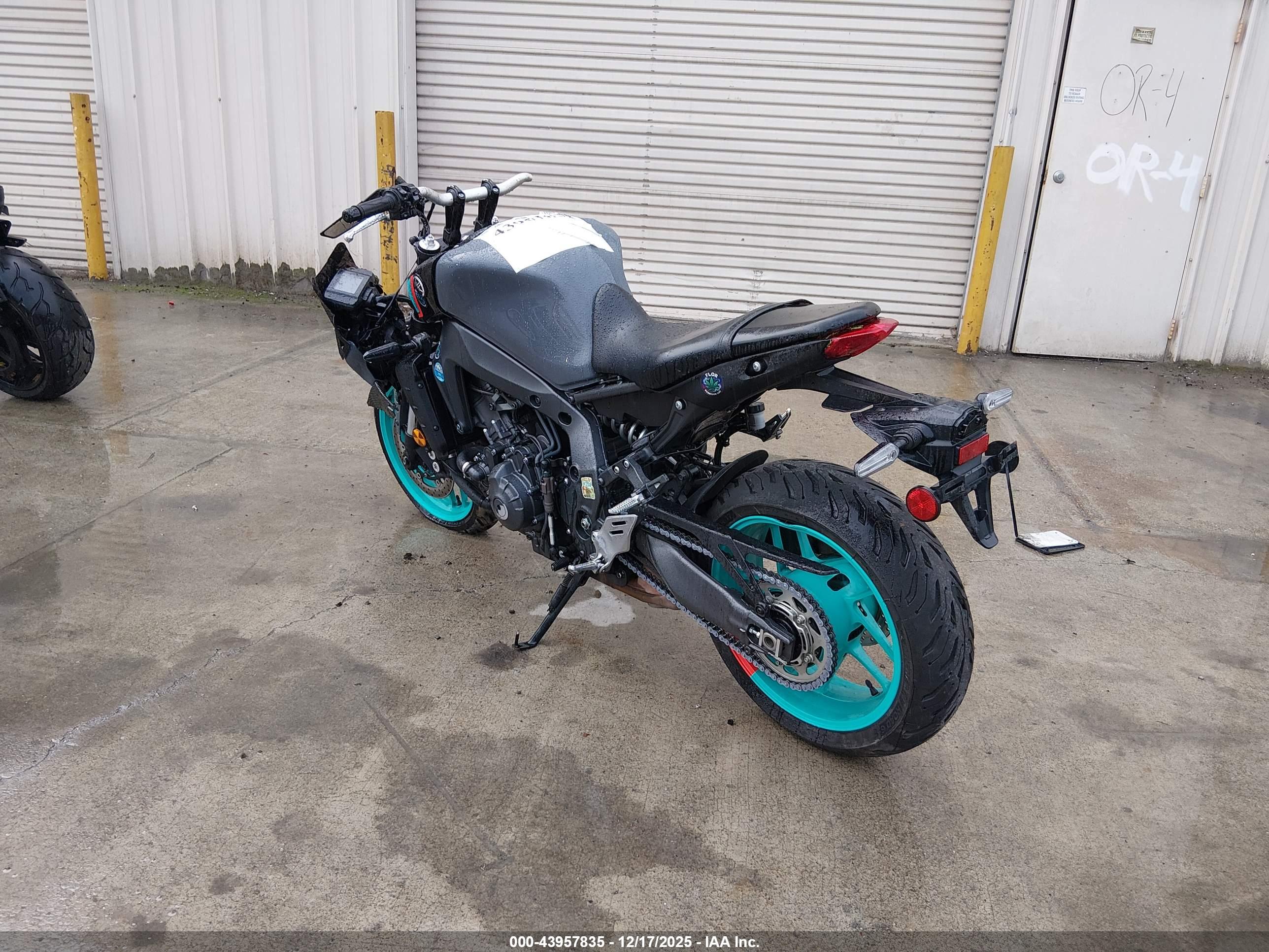 YAMAHA MT09 image 3