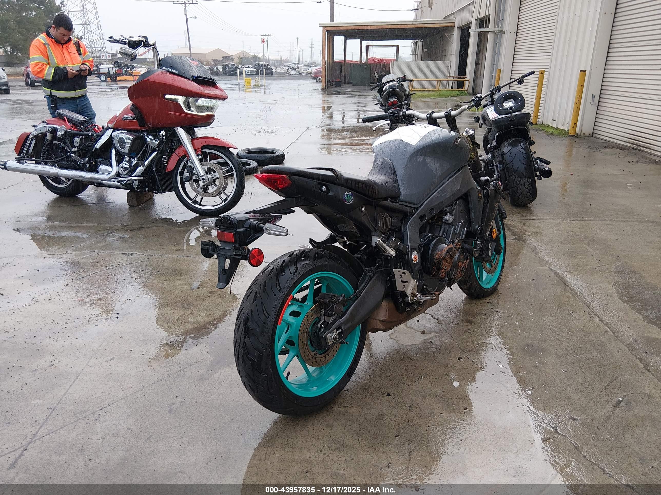 YAMAHA MT09 image 4