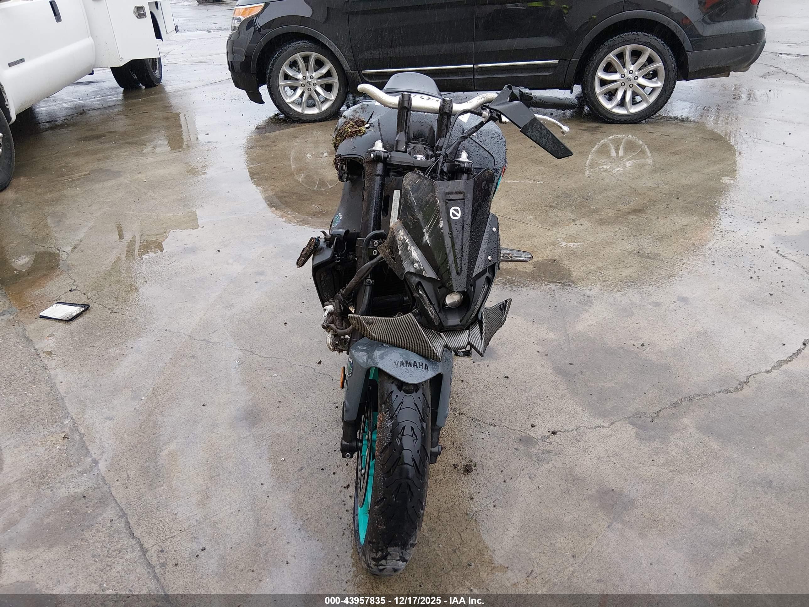 YAMAHA MT09 image 5