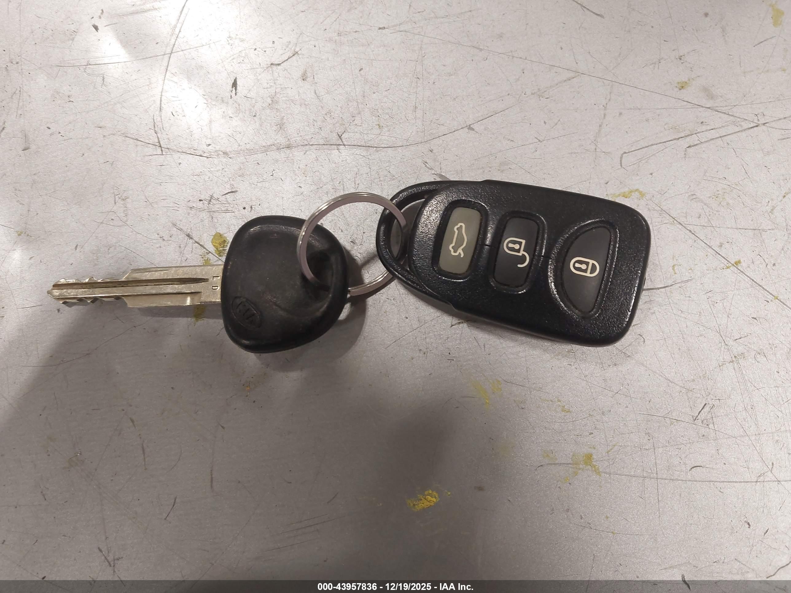 KIA SPECTRA image 11
