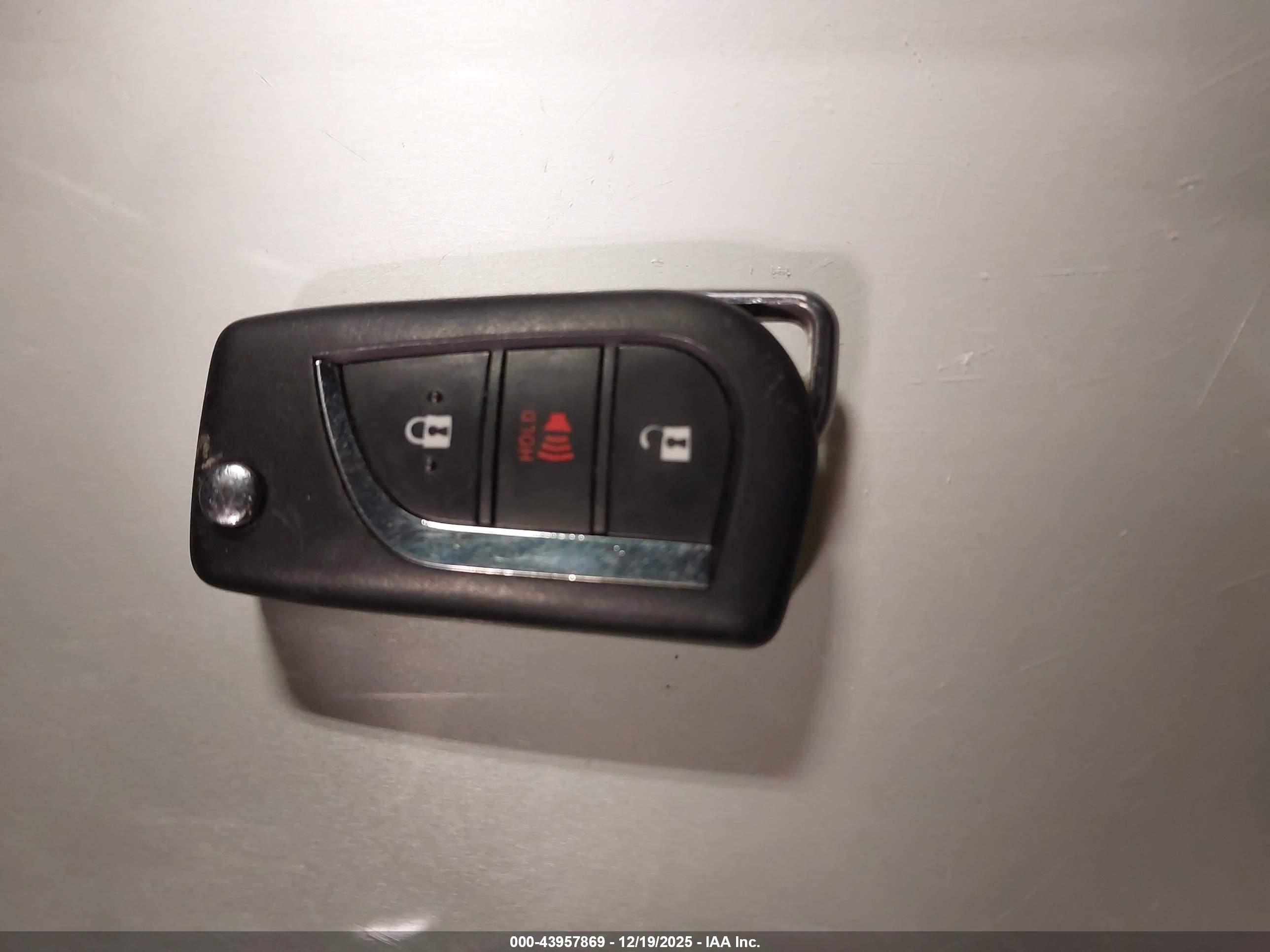 TOYOTA RAV4 image 11
