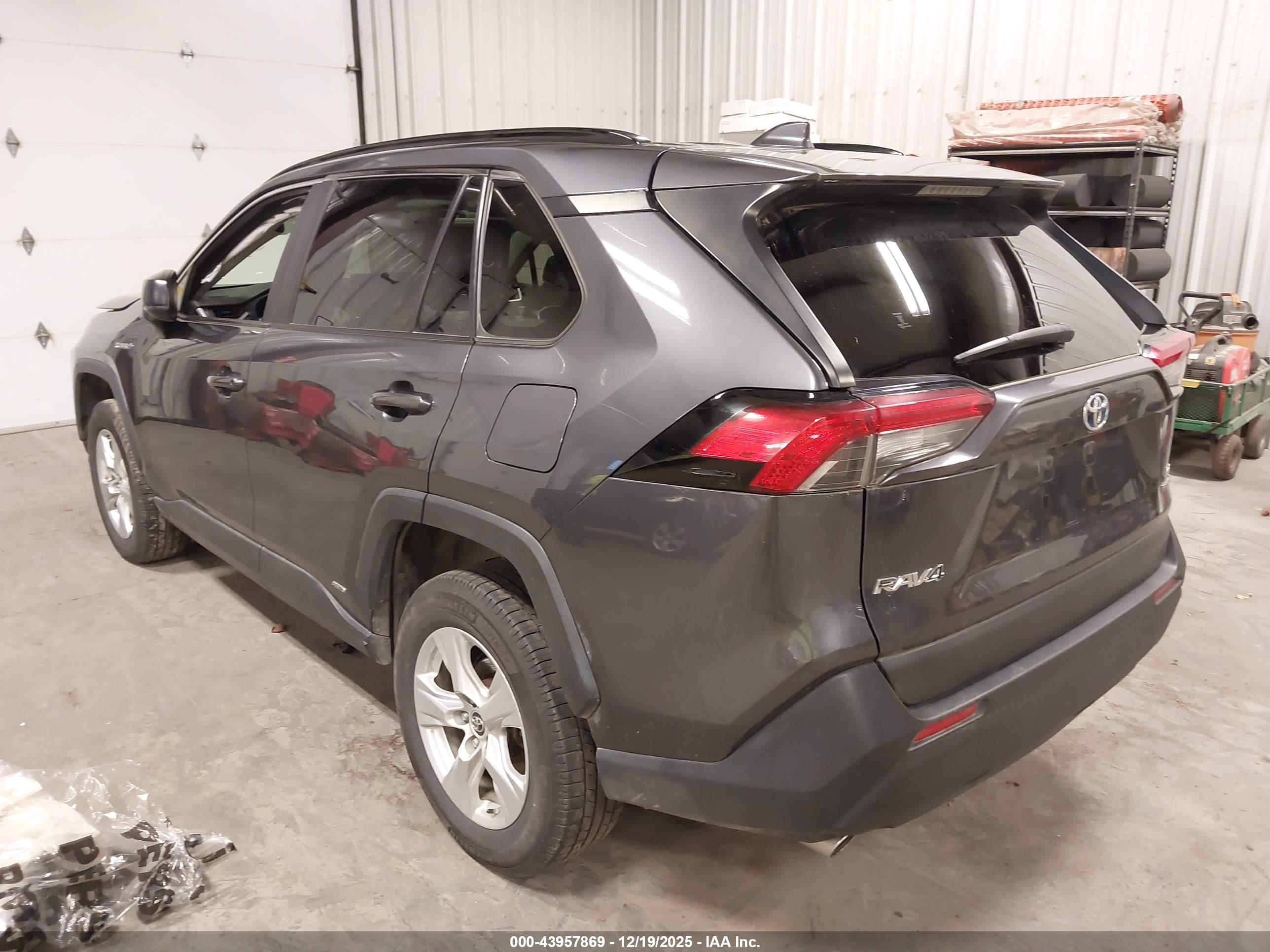 TOYOTA RAV4 image 3
