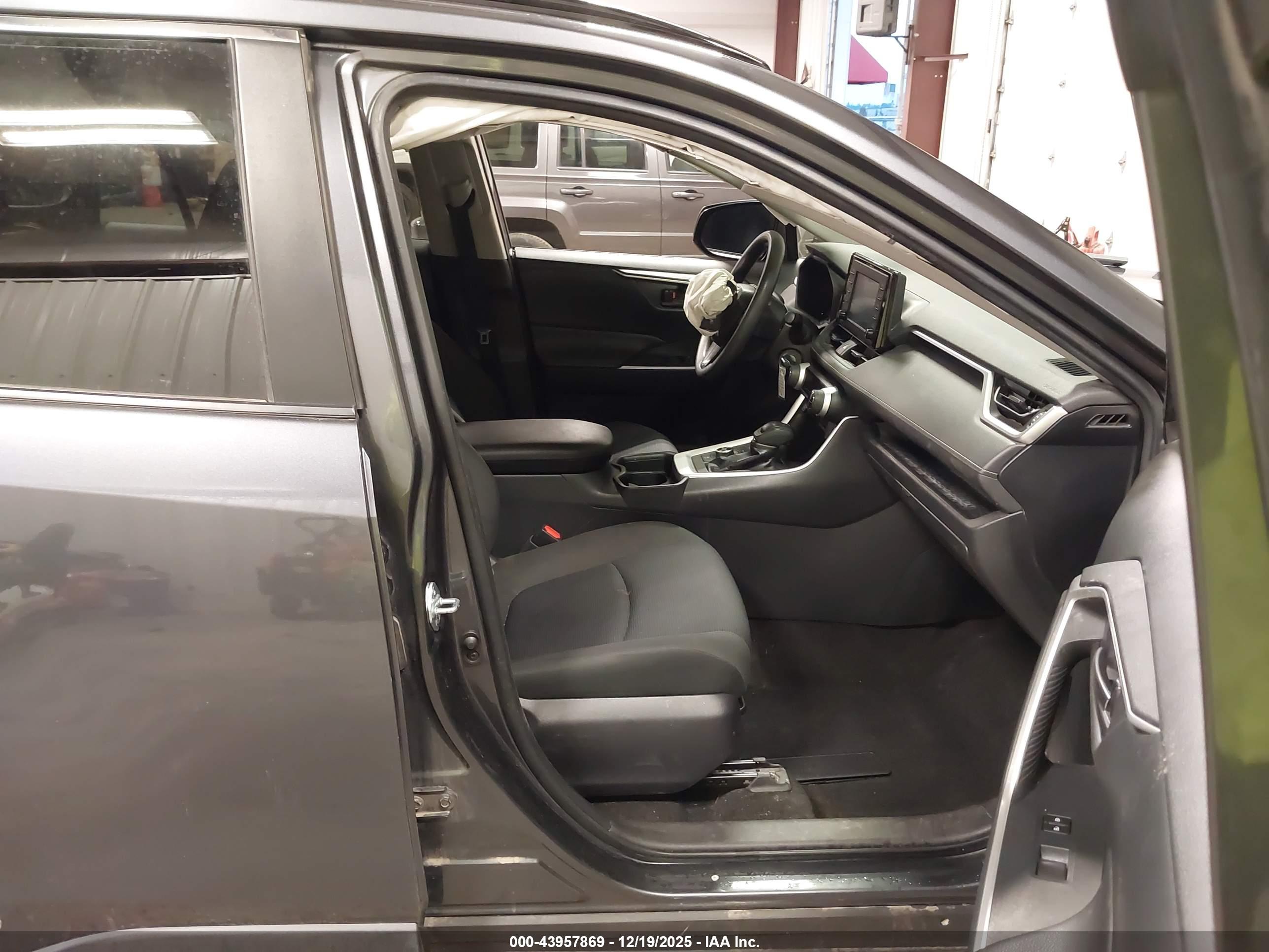 TOYOTA RAV4 image 5
