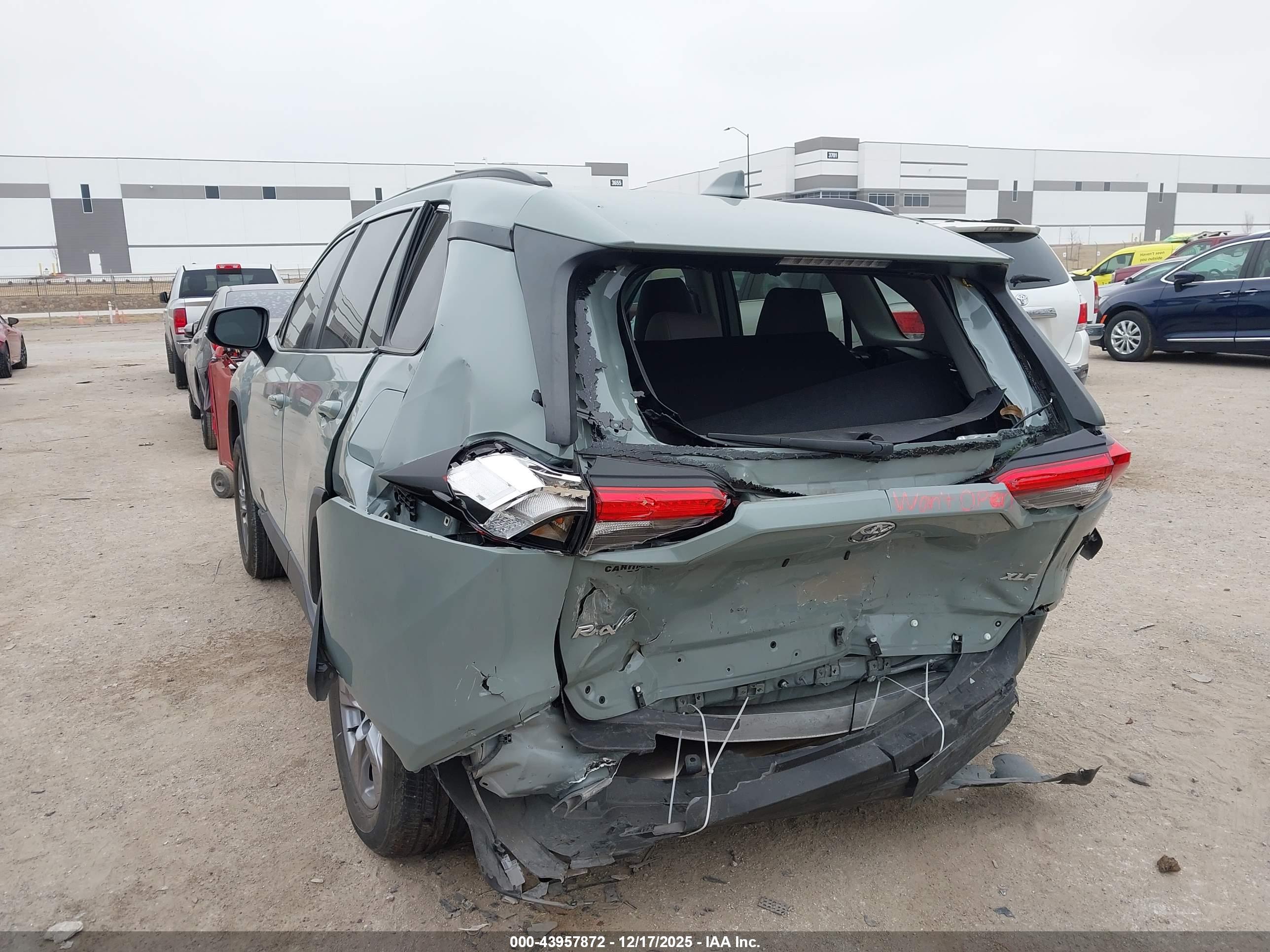 TOYOTA RAV4 image 3