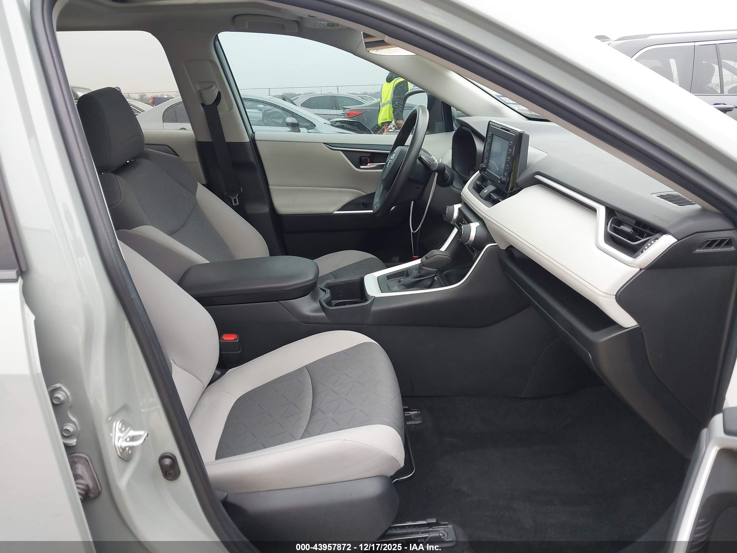 TOYOTA RAV4 image 5