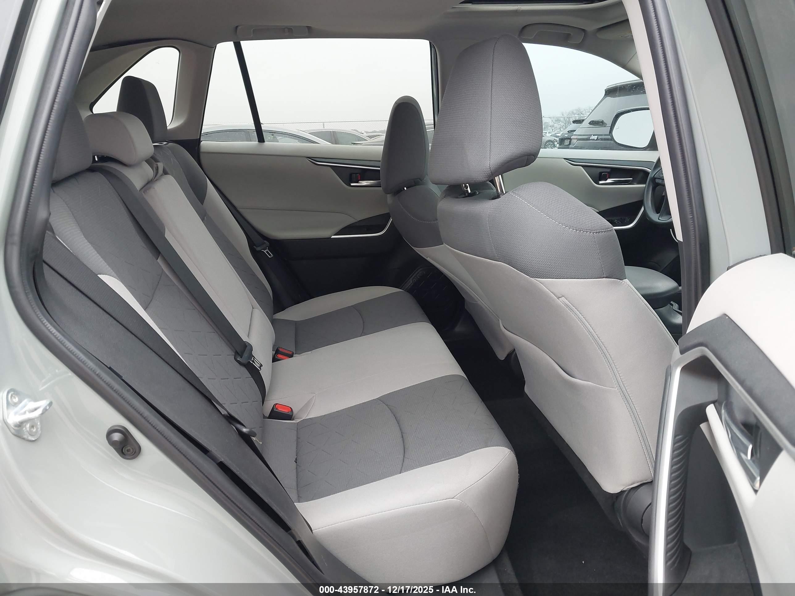 TOYOTA RAV4 image 8