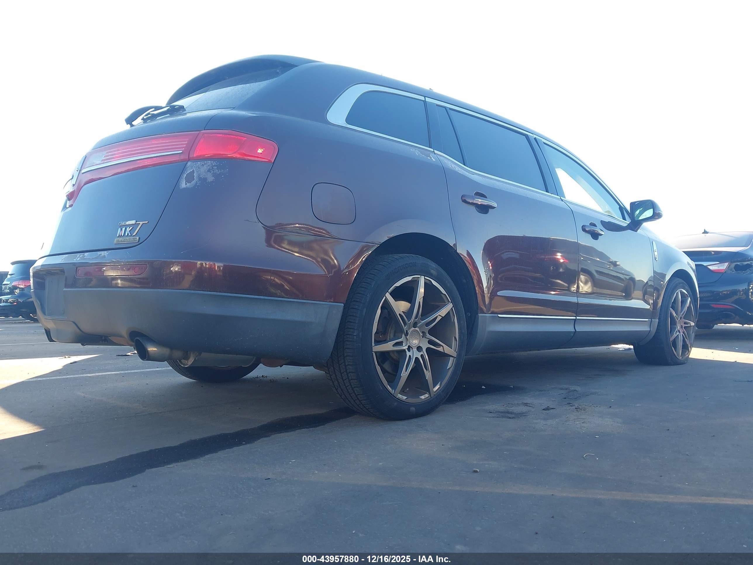 LINCOLN MKT image 4