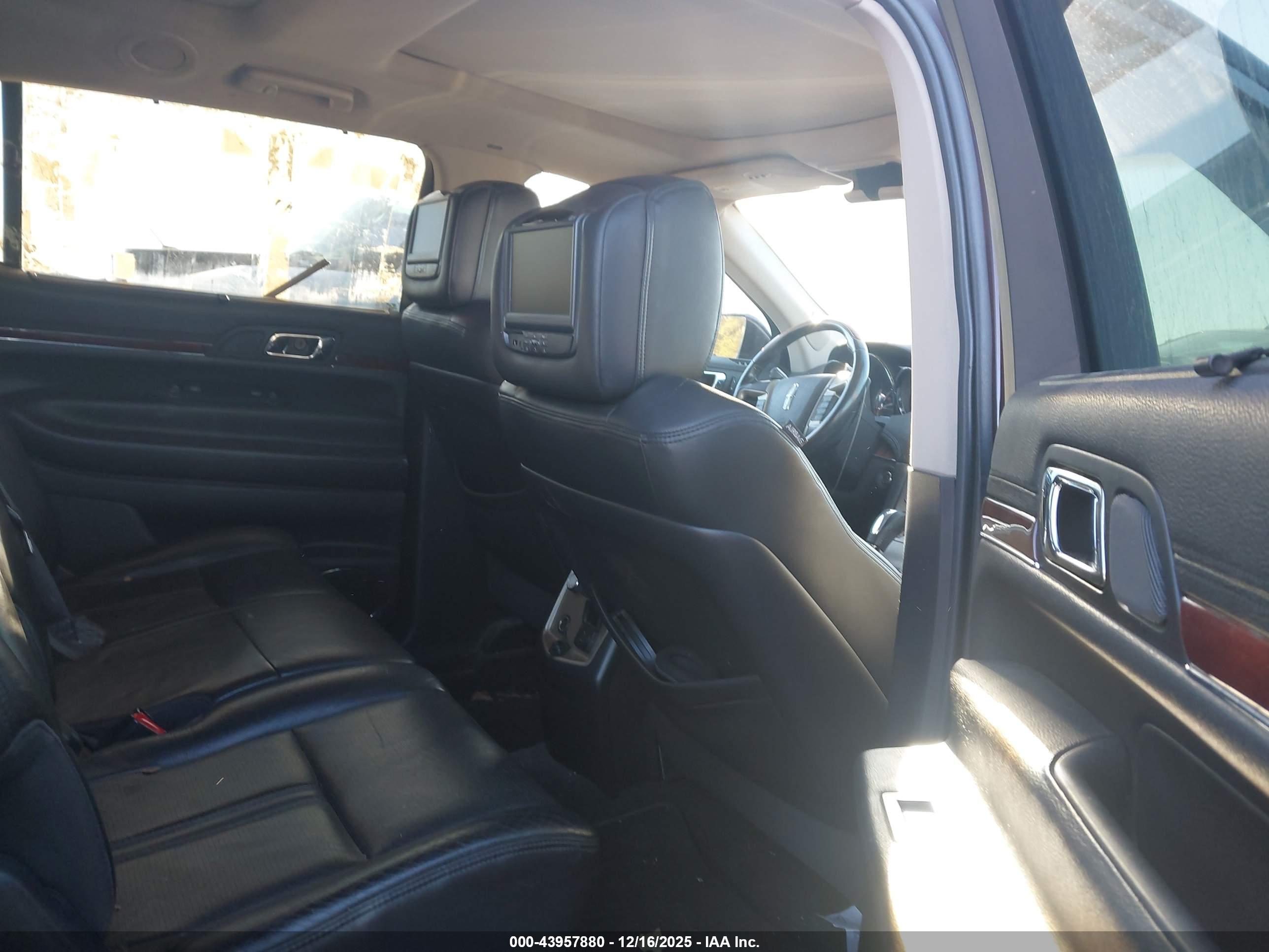 LINCOLN MKT image 8
