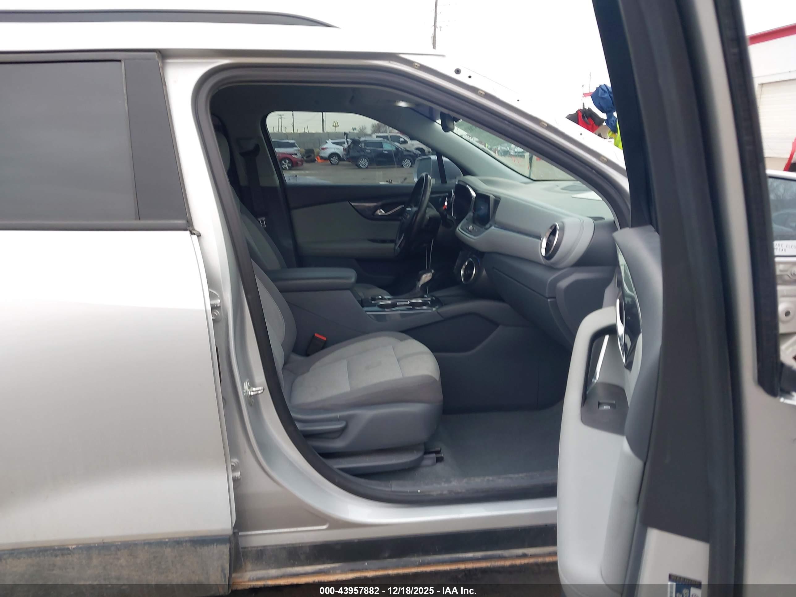 CHEVROLET BLAZER image 5