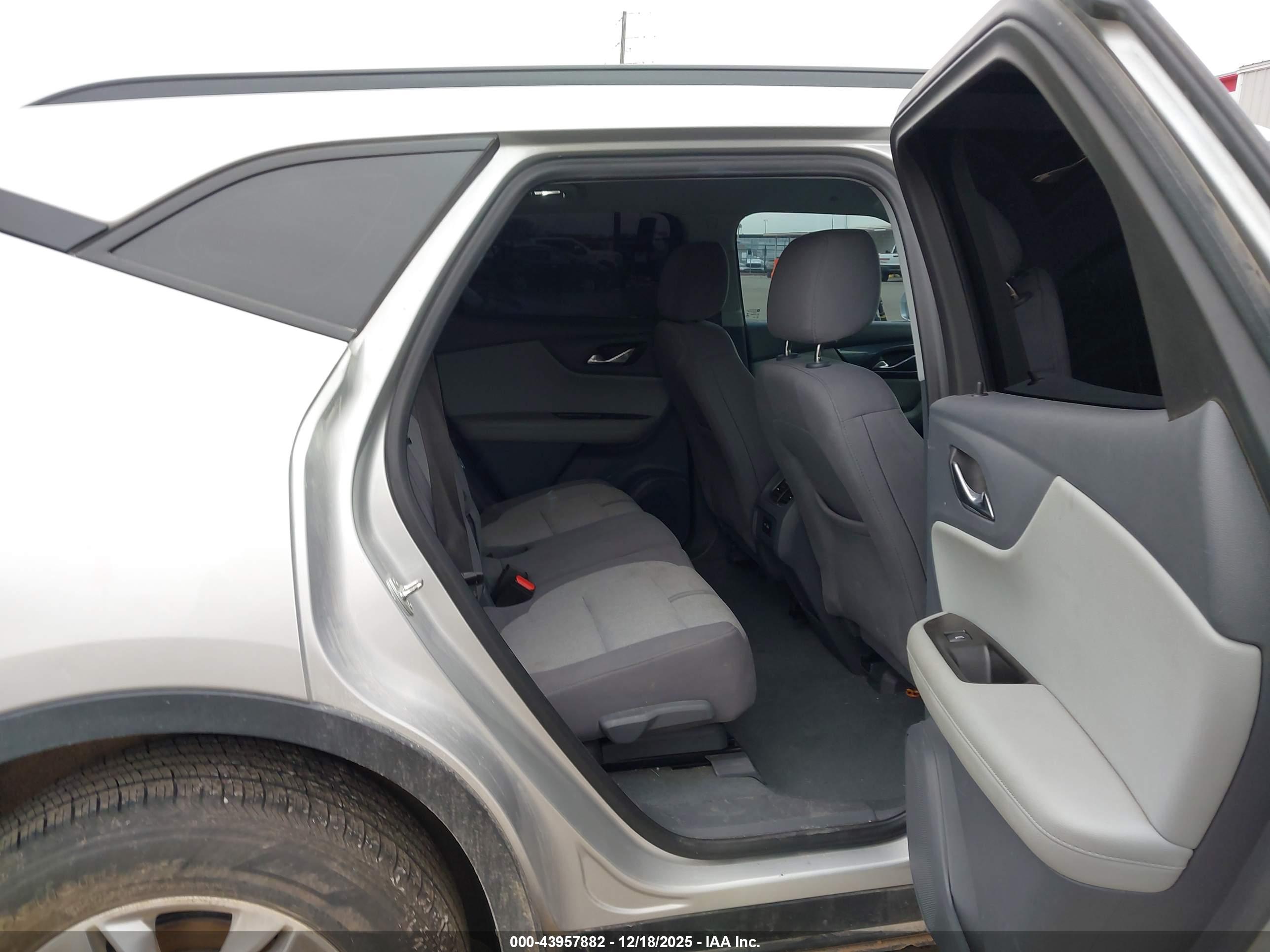 CHEVROLET BLAZER image 8