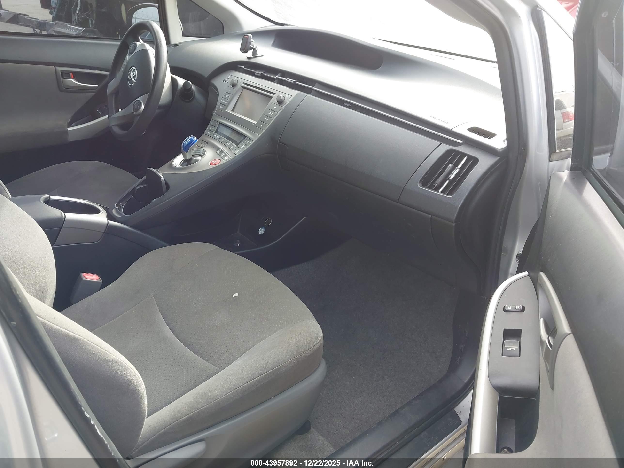 TOYOTA PRIUS image 5