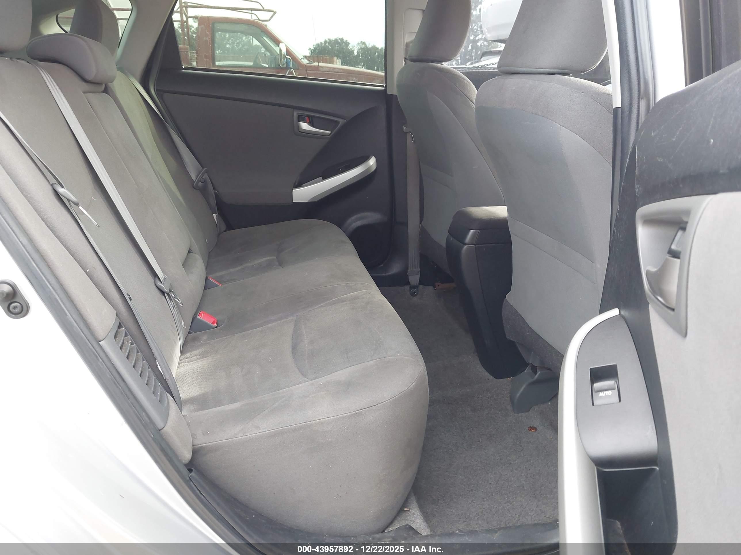TOYOTA PRIUS image 8