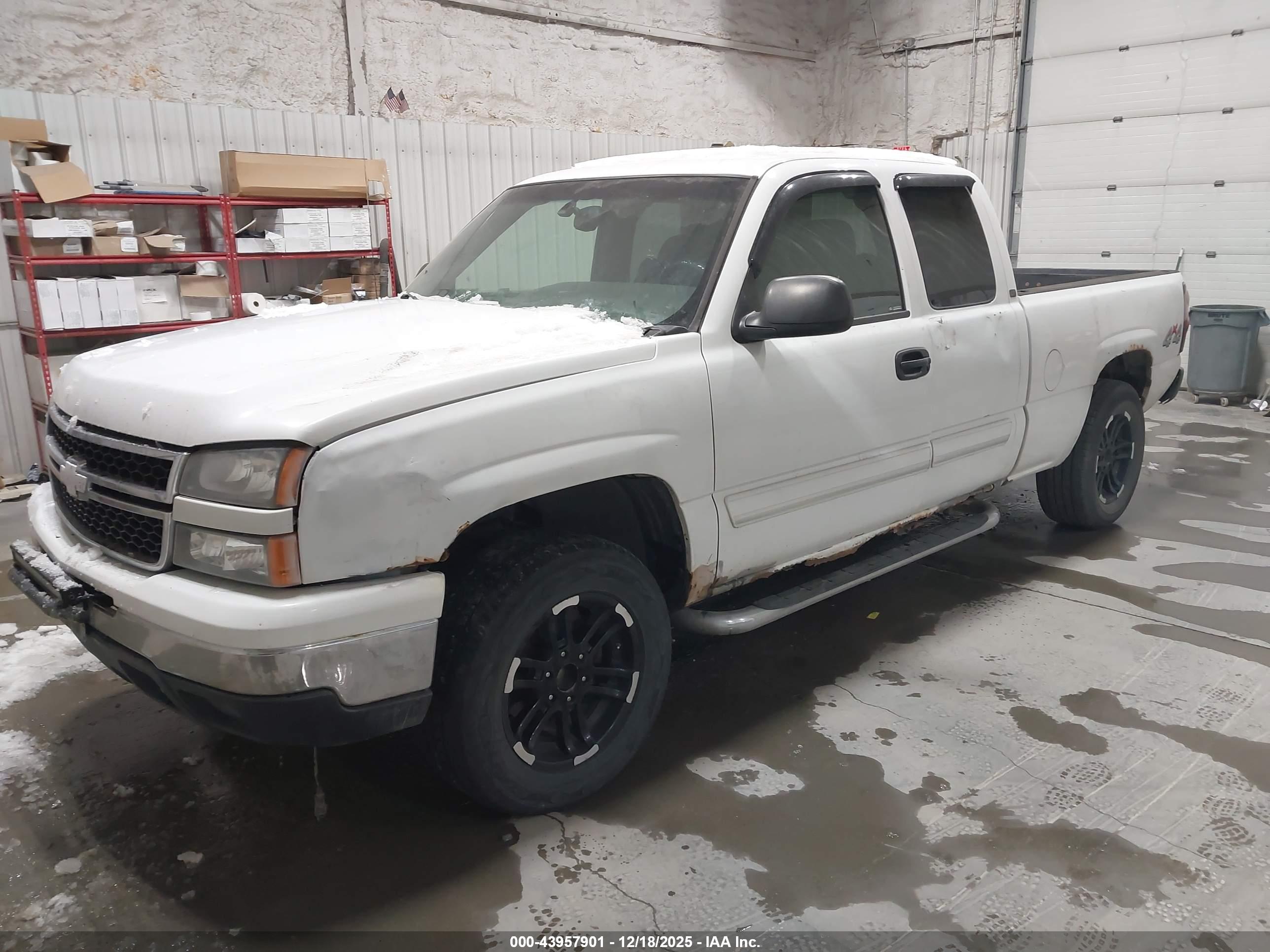 CHEVROLET SILVERADO image 2