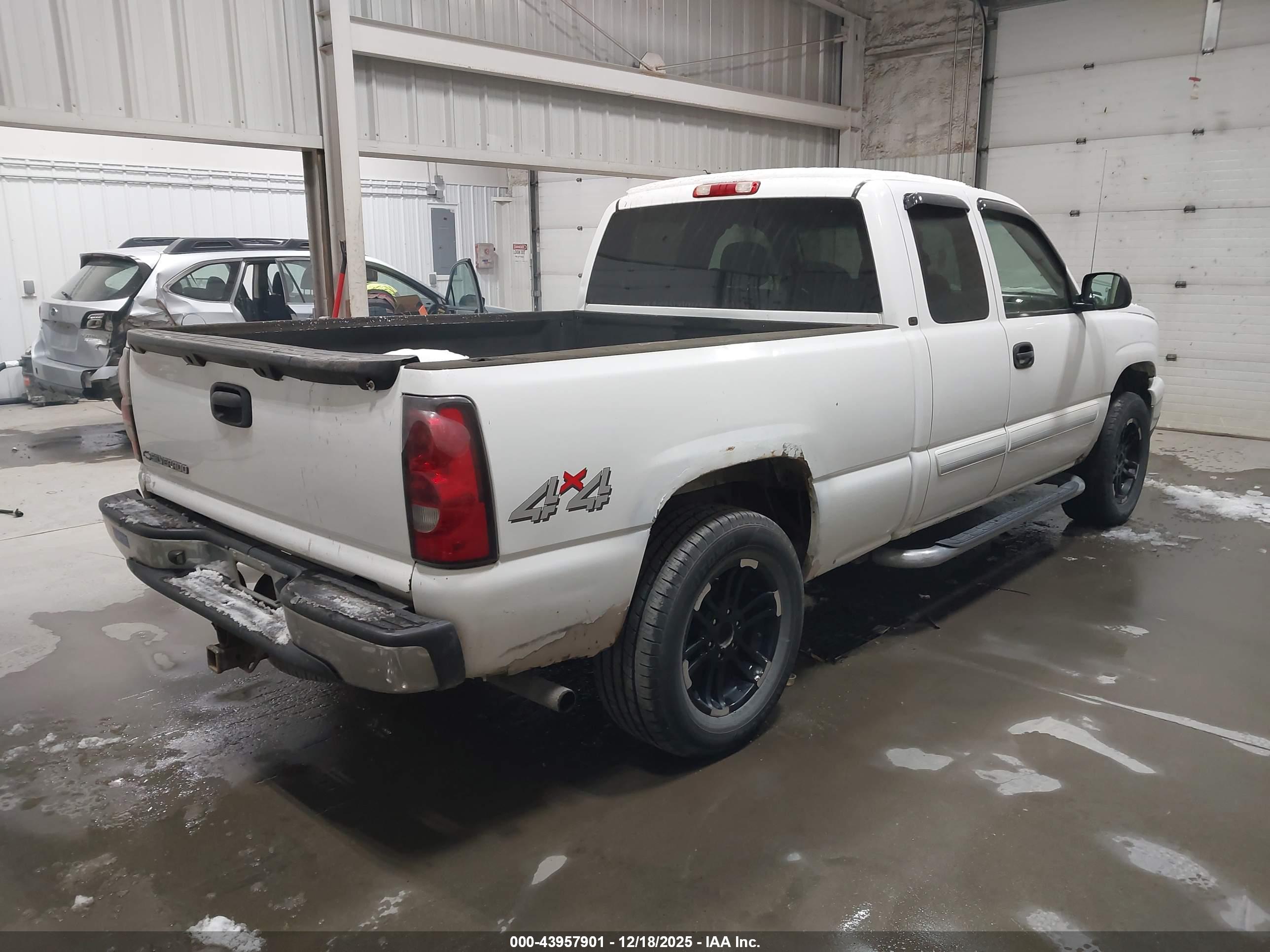 CHEVROLET SILVERADO image 4