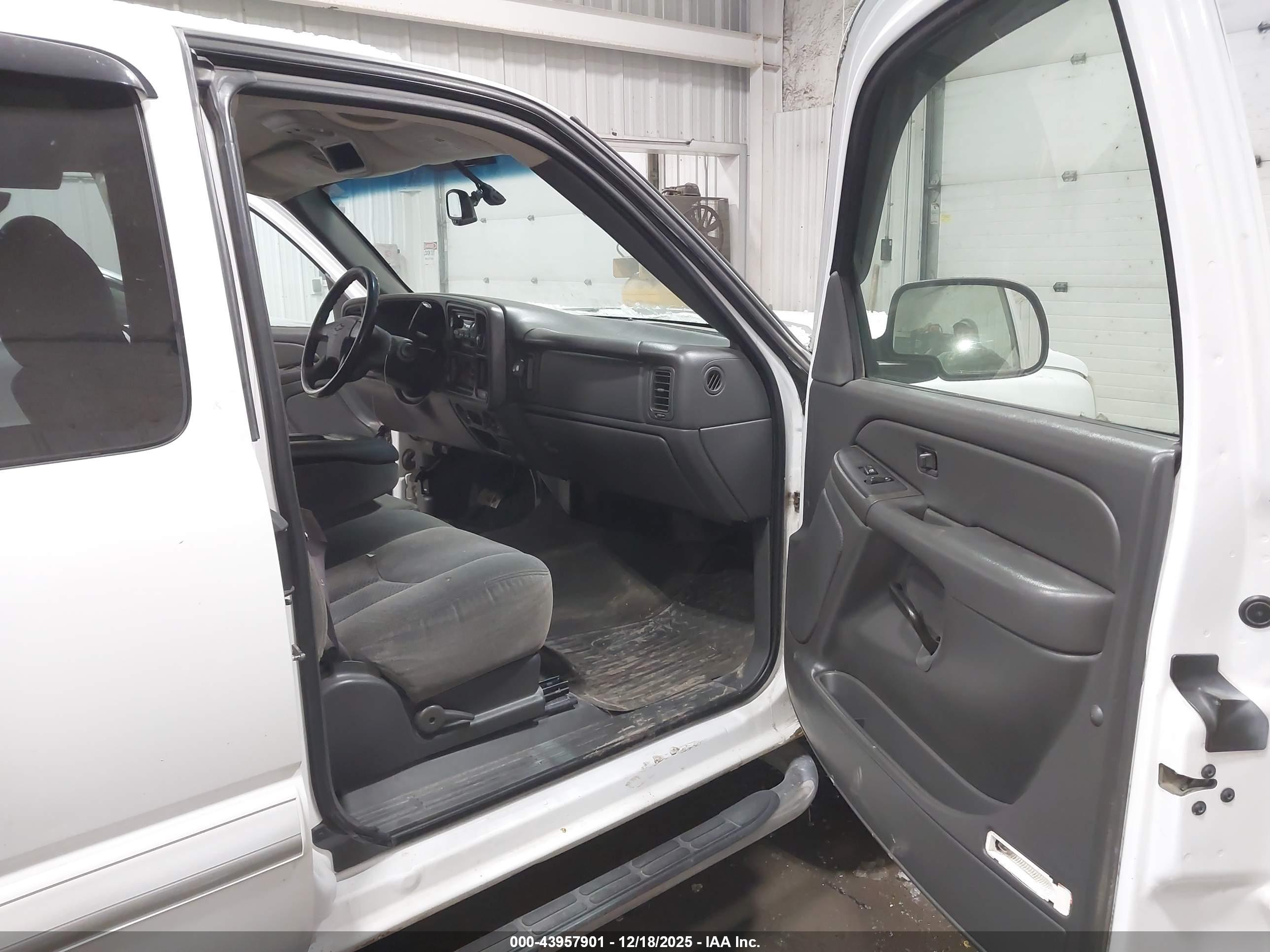 CHEVROLET SILVERADO image 5